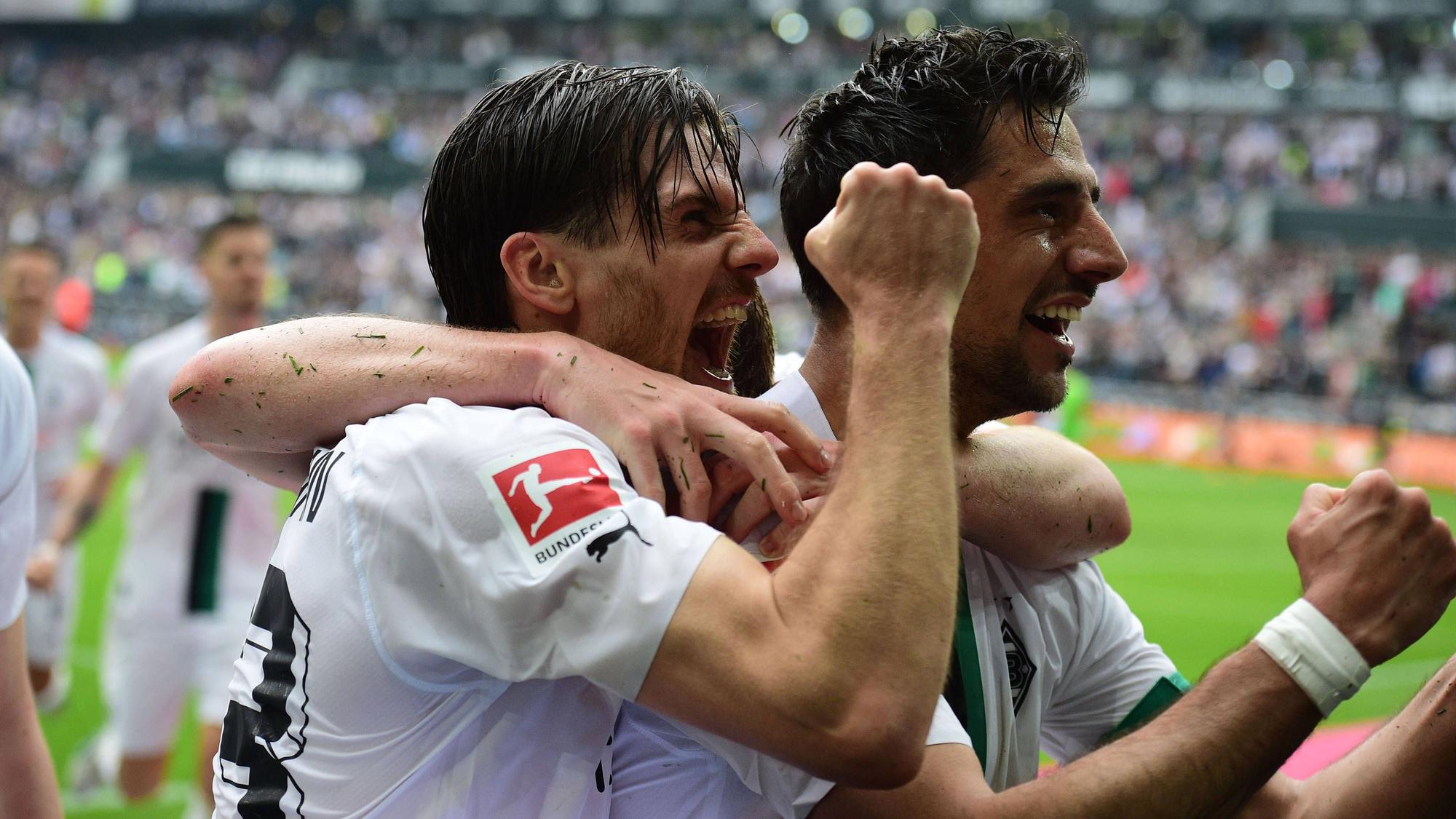 Jonas Hofmann (l.) und Lars Stindl bejubeln am 6. Mai 2023 ein Tor von Borussia Mönchengladbach gegen den VfL Bochum vor der Nordkurve.