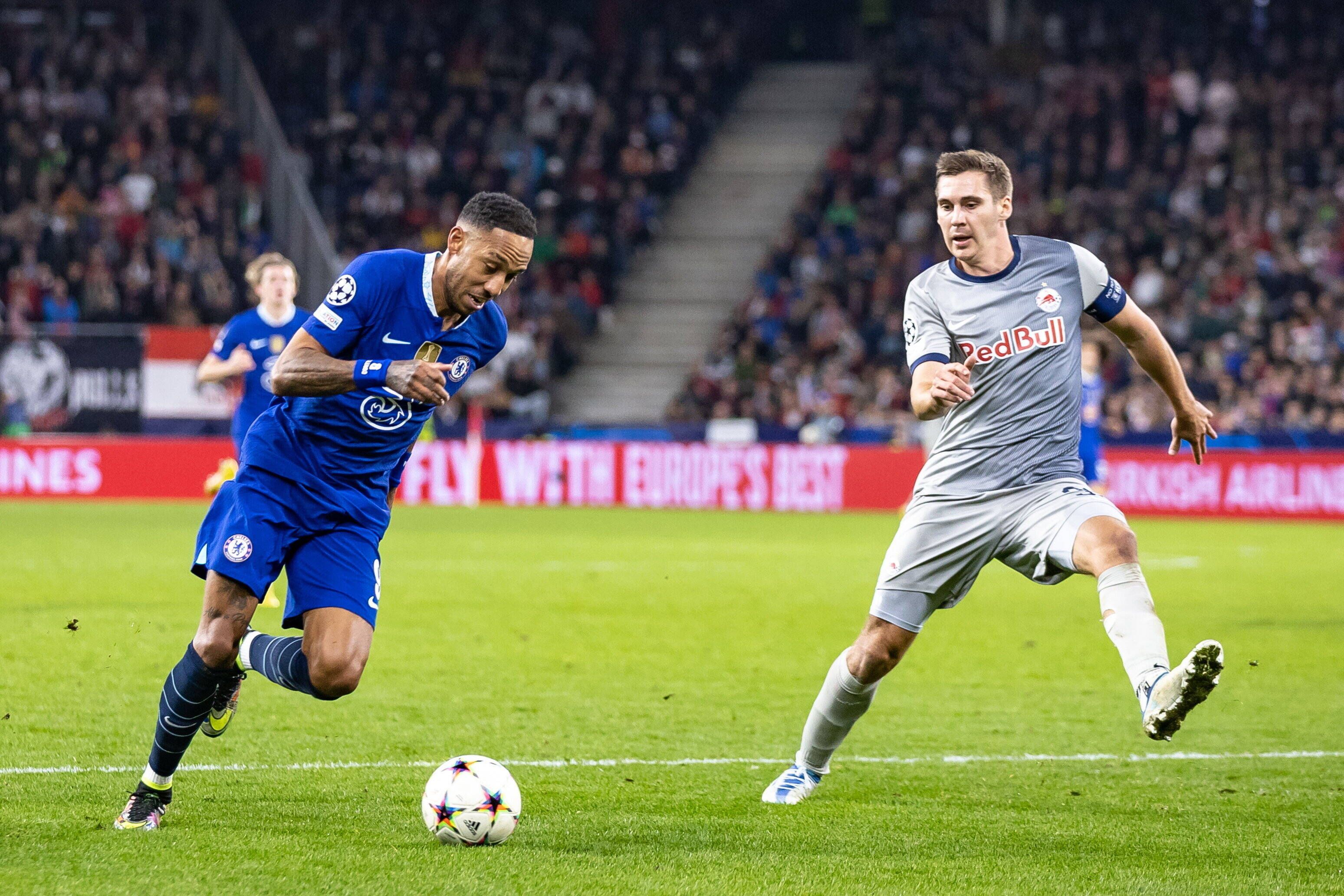 Maximilian Wöber (r.) trifft im Champions-League-Spiel von Salzburg gegen den FC Chelsea am 25. Oktober 2022 auf Pierre-Emerick Aubameyang.