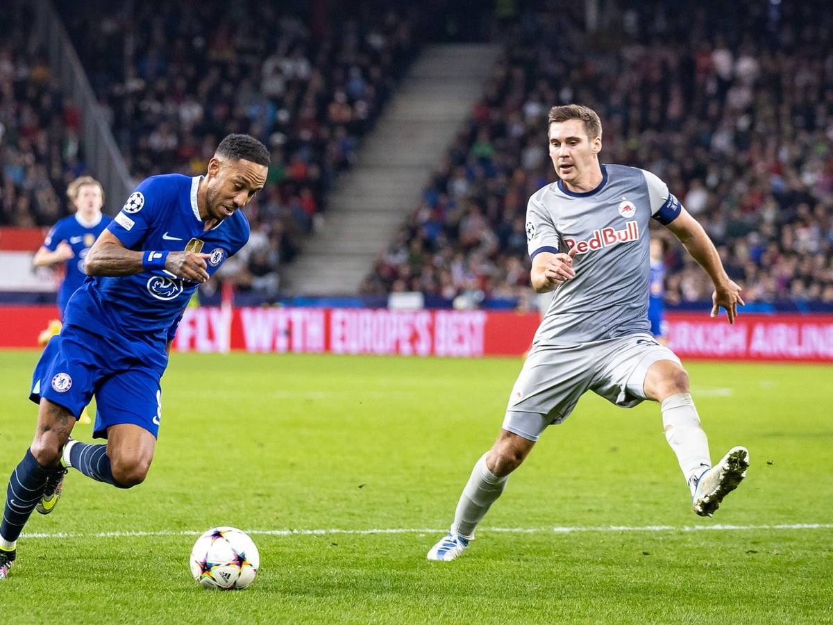 Maximilian Wöber (r.) trifft im Champions-League-Spiel von Salzburg gegen den FC Chelsea am 25. Oktober 2022 auf Pierre-Emerick Aubameyang.