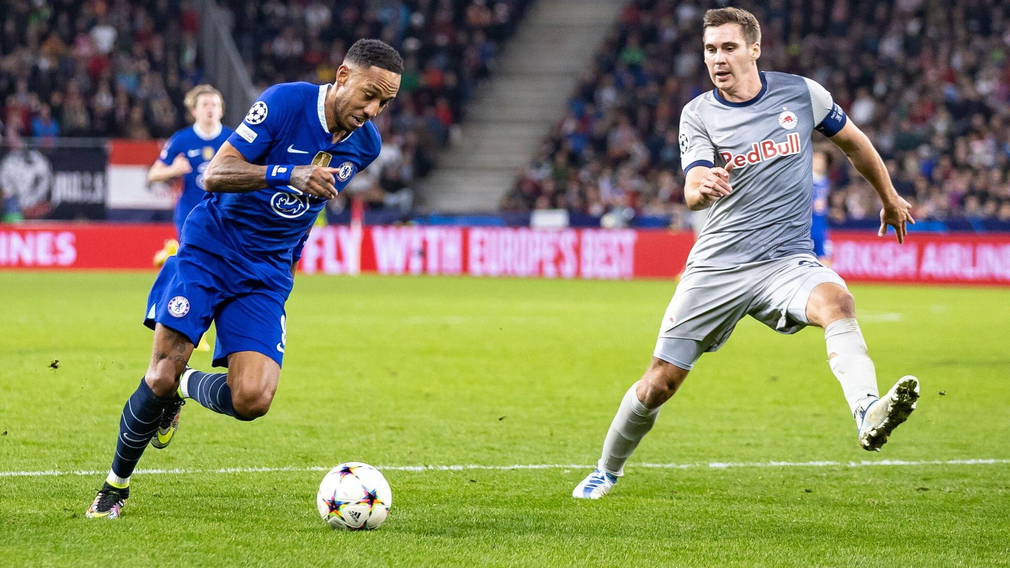 Maximilian Wöber (r.) trifft im Champions-League-Spiel von Salzburg gegen den FC Chelsea am 25. Oktober 2022 auf Pierre-Emerick Aubameyang.