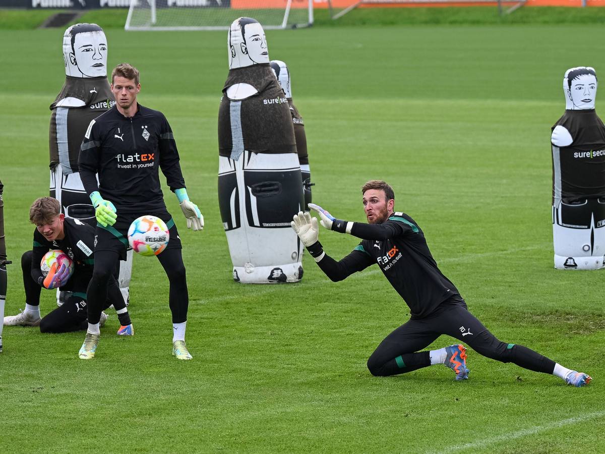 Jonas Omlin (M.) und Tobias Sippel (r.) absolvieren gemeinsam mit Nachwuchs-Keeper Florian Dimmer eine Torhüter-Einheit am 11. Mai 2023.