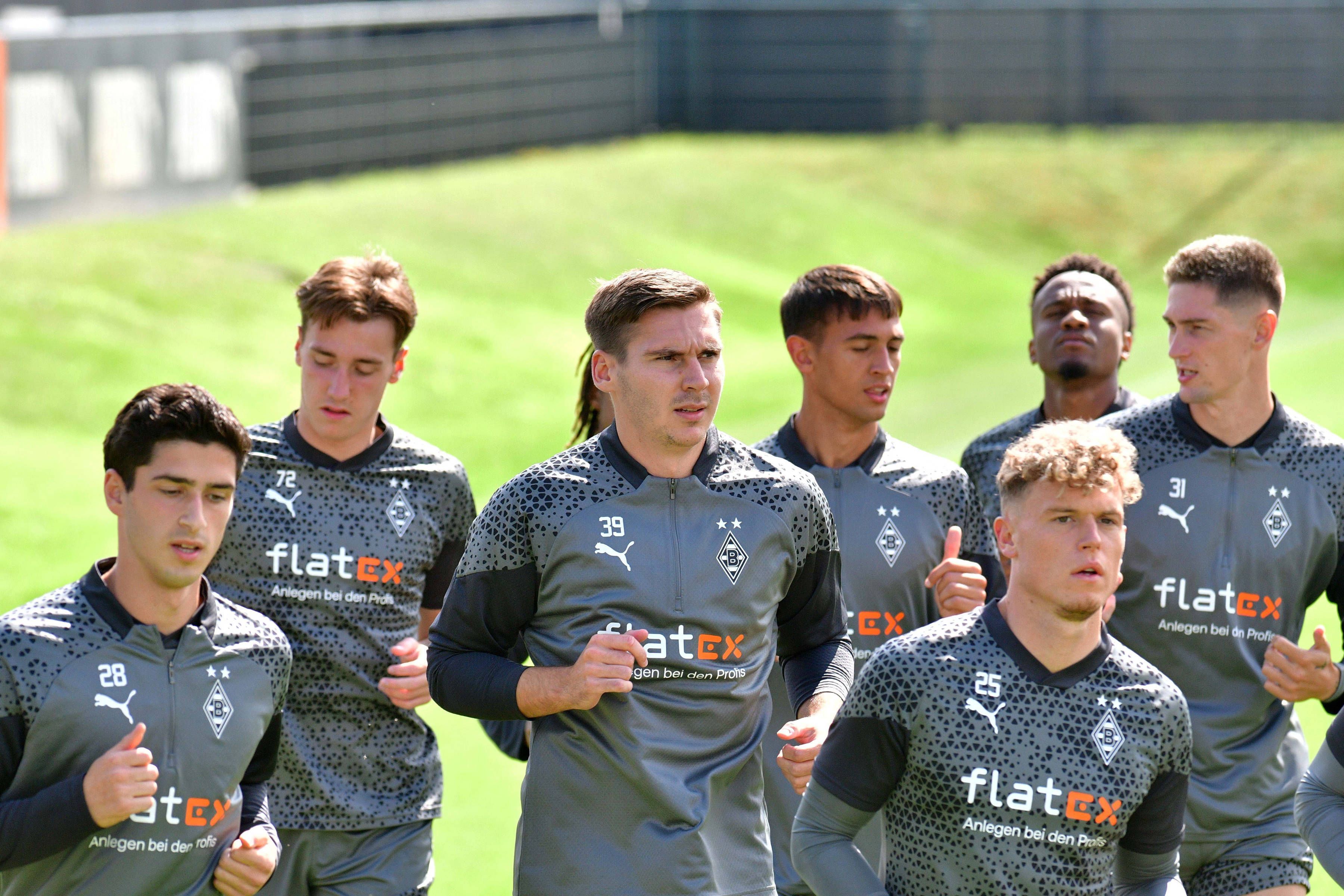 Maximilian Wöber (M.) am 1. August 2023 bei seinem ersten Training für Borussia Mönchengladbach.