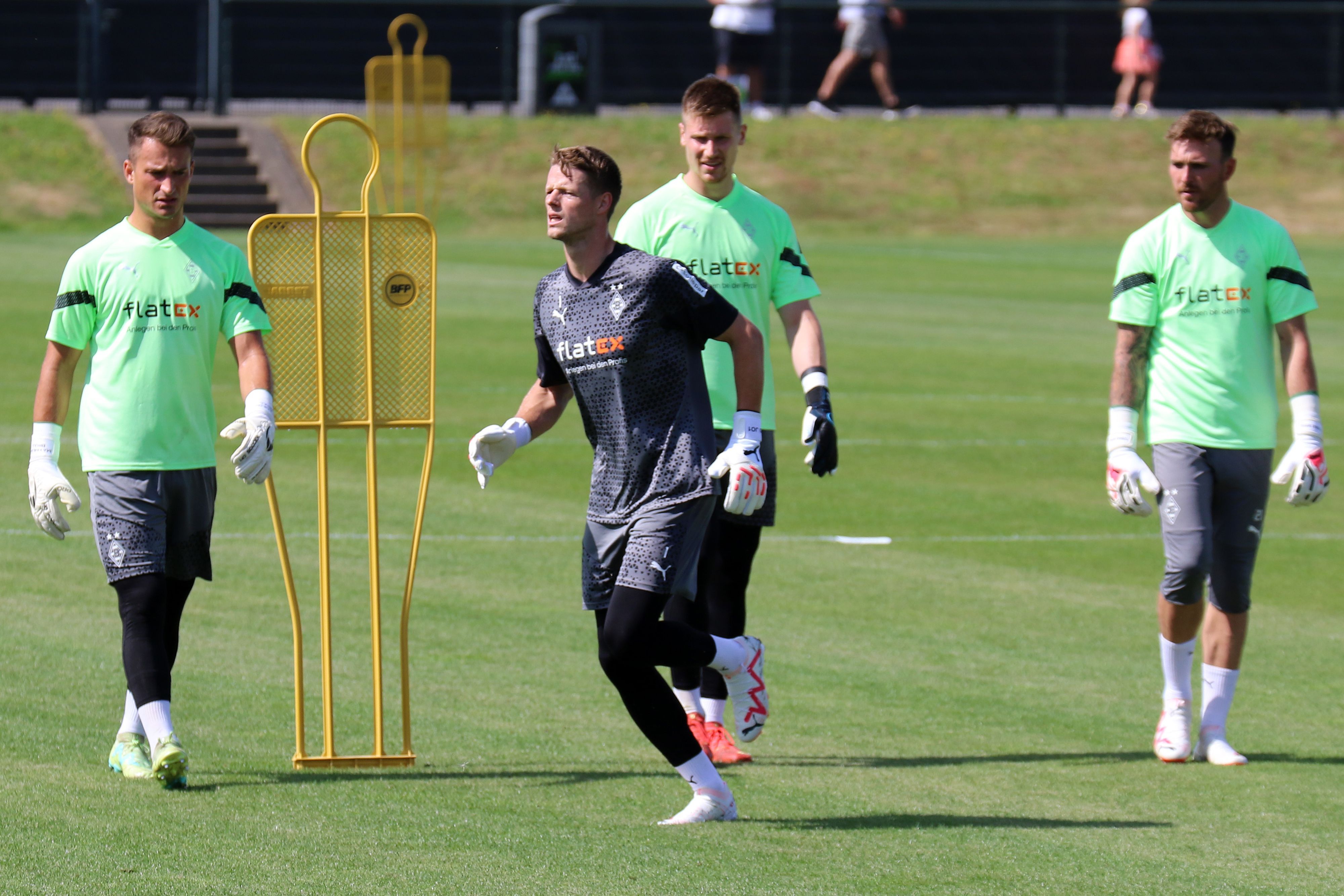 Die Torwartgruppe von Borussia Mönchengladbach beim Training am 11. Juli 2023. Zu sehen sind Max Brüll, Jonas Omlin, Moritz Nicolas und Tobias Sippel (v. l. n. r.).