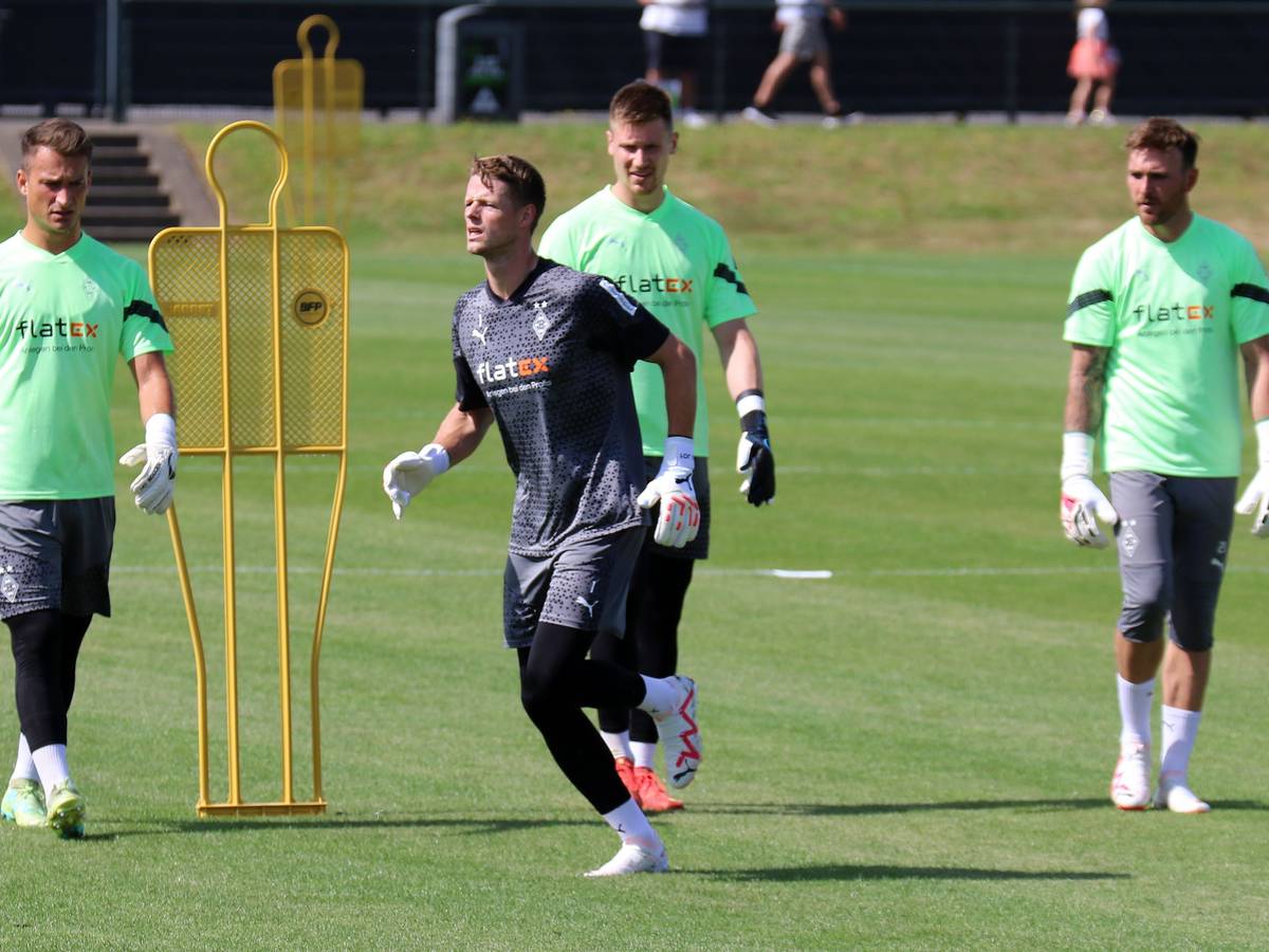 Die Torwartgruppe von Borussia Mönchengladbach beim Training am 11. Juli 2023. Zu sehen sind Max Brüll, Jonas Omlin, Moritz Nicolas und Tobias Sippel (v. l. n. r.).
