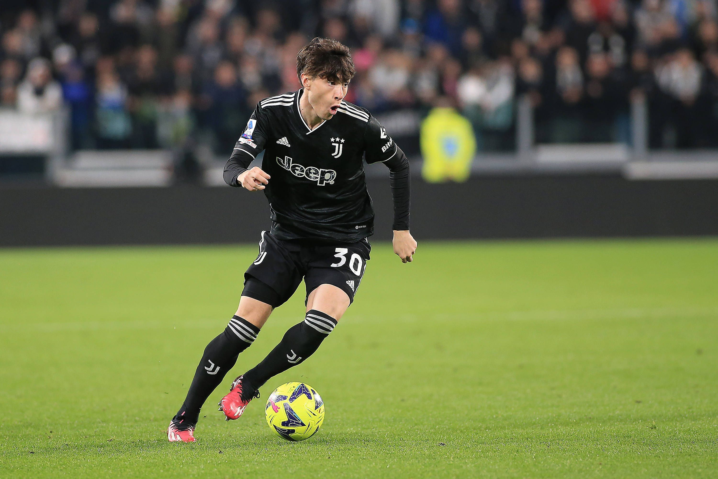 Matias Soulé geht am 12. März 2023 beim Spiel von Juventus gegen Sampdoria ins Dribbling.