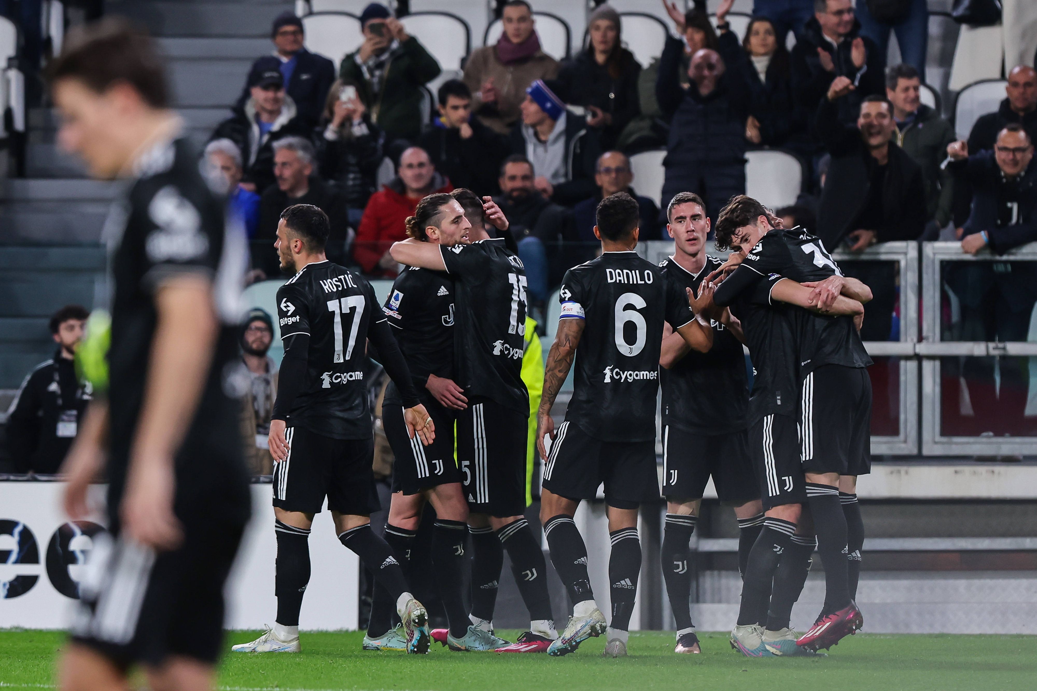 Matias Soulé (r.) bejubelt mit seinem Teamkollegen sein erstes Profi-Tor für Juventus im Spiel gegen Sampdoria am 12. März 2023.
