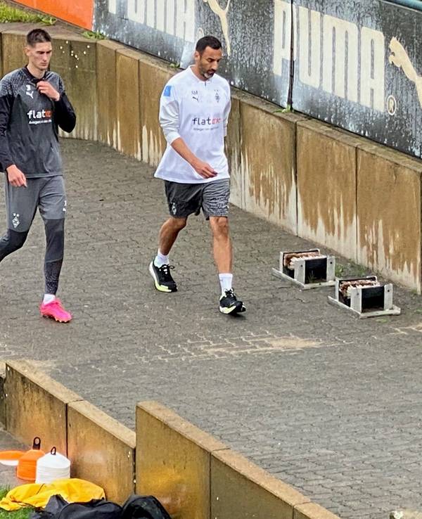 Tomas Cvancara (l.), Stürmer von Borussia Mönchengladbach, verlässt am Mittwoch (2. August 2023) gemeinsam mit Athletiktrainer Alexander Mouhcine den Trainingsplatz im Borussia-Park.