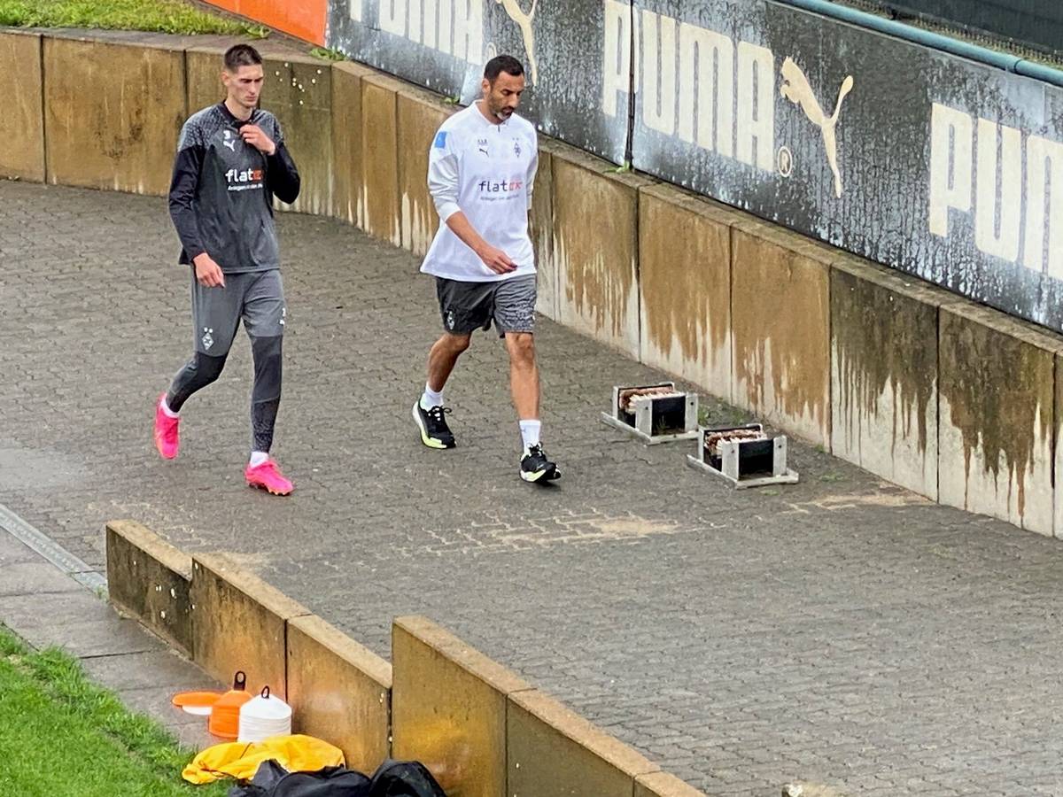 Tomas Cvancara (l.), Stürmer von Borussia Mönchengladbach, verlässt am Mittwoch (2. August 2023) gemeinsam mit Athletiktrainer Alexander Mouhcine den Trainingsplatz im Borussia-Park.