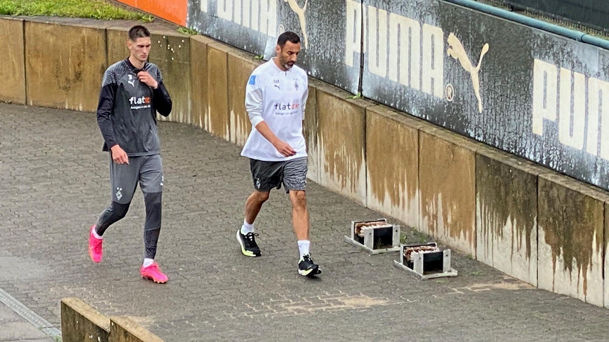 Tomas Cvancara (l.), Stürmer von Borussia Mönchengladbach, verlässt am Mittwoch (2. August 2023) gemeinsam mit Athletiktrainer Alexander Mouhcine den Trainingsplatz im Borussia-Park.