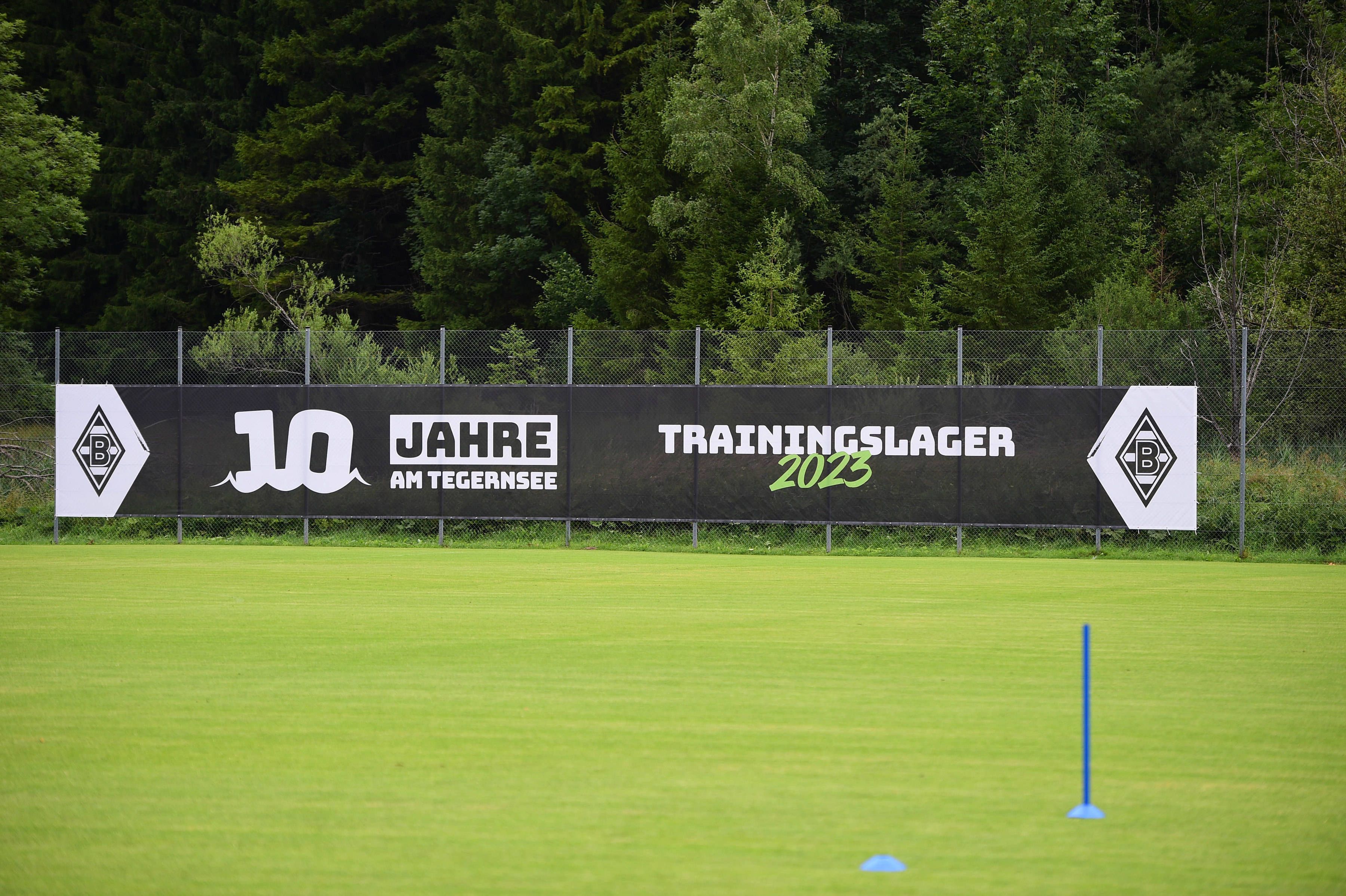So grün wie hier am 24. Juli 2023 sieht die Rasenfläche im Stadion am Birkenmoos in Rottach-Egern am Tegernsee nicht mehr aus! Sie muss nach den Trainingslagern des FC Bayern München und von Borussia Mönchengladbach runderneuert werden.