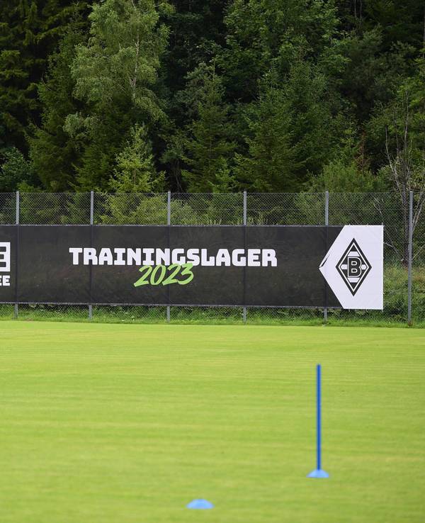 So grün wie hier am 24. Juli 2023 sieht die Rasenfläche im Stadion am Birkenmoos in Rottach-Egern am Tegernsee nicht mehr aus! Sie muss nach den Trainingslagern des FC Bayern München und von Borussia Mönchengladbach runderneuert werden.