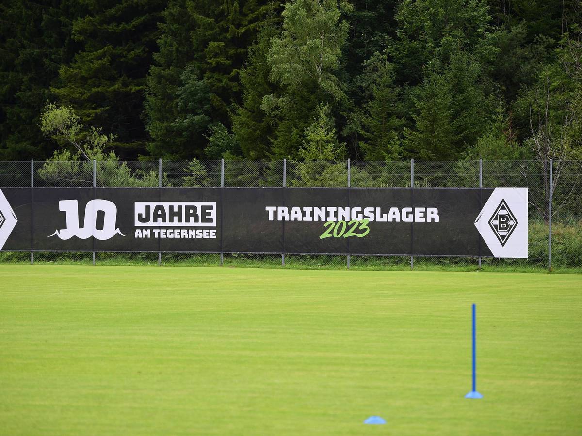 So grün wie hier am 24. Juli 2023 sieht die Rasenfläche im Stadion am Birkenmoos in Rottach-Egern am Tegernsee nicht mehr aus! Sie muss nach den Trainingslagern des FC Bayern München und von Borussia Mönchengladbach runderneuert werden.