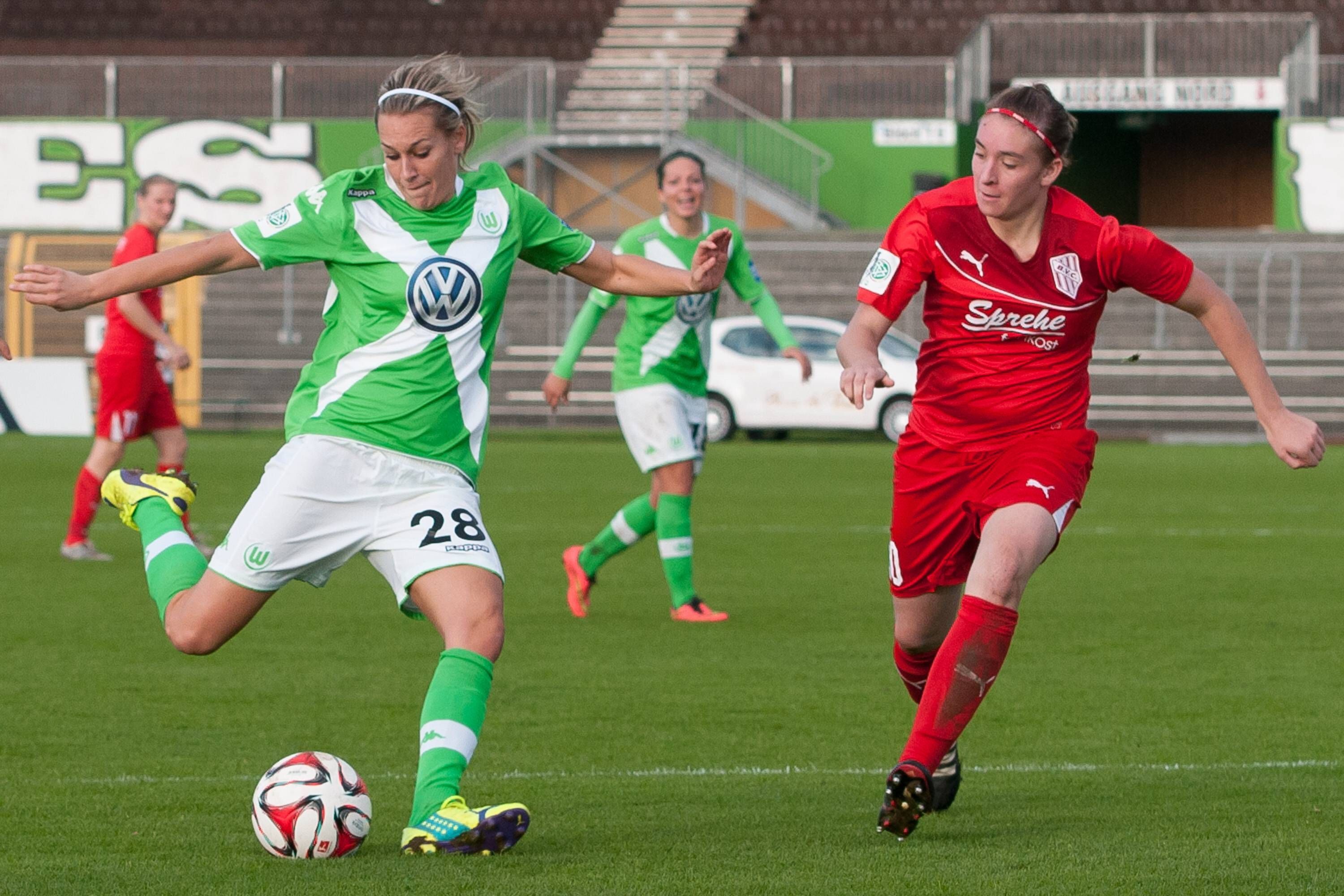 Tanja Baumann (r.), hier am 2. November 2014 bei einem Zweikampf mit Lena Goeßling (r.), kickte einst selbst in der Bundesliga. In Zukunft verstärkt sie die Frauen- und Mädchenabteilung von Borussia Mönchengladbach als Koordinatorin.