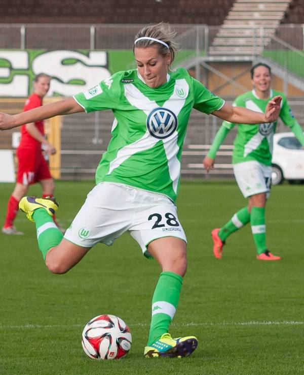 Tanja Baumann (r.), hier am 2. November 2014 bei einem Zweikampf mit Lena Goeßling (r.), kickte einst selbst in der Bundesliga. In Zukunft verstärkt sie die Frauen- und Mädchenabteilung von Borussia Mönchengladbach als Koordinatorin.