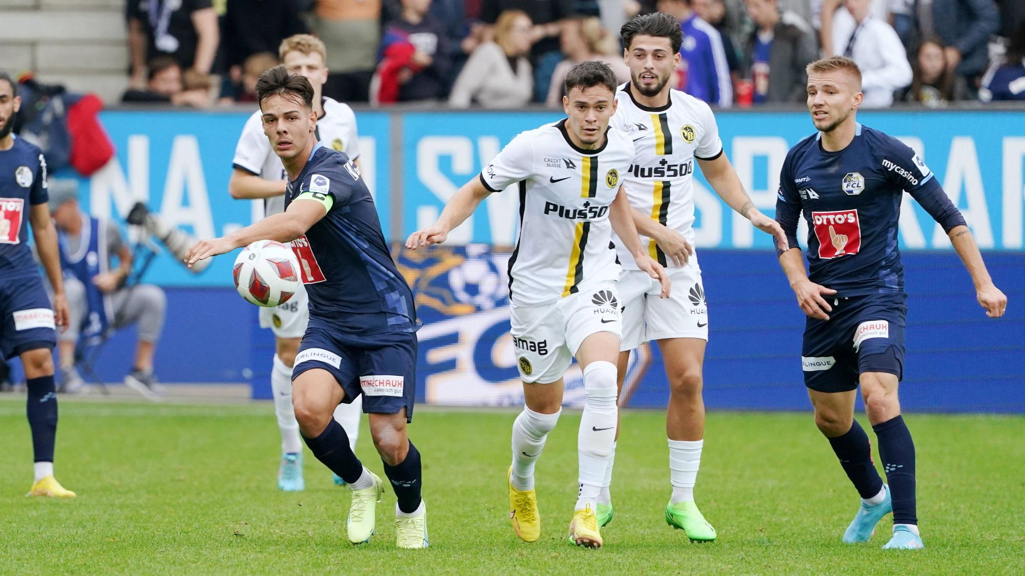 Ardon Jashari (l.) und Fabian Rieder kämpfen am 2. Oktober 2022 im Spiel von Luzern gegen die Young Boys Bern um den Ball.