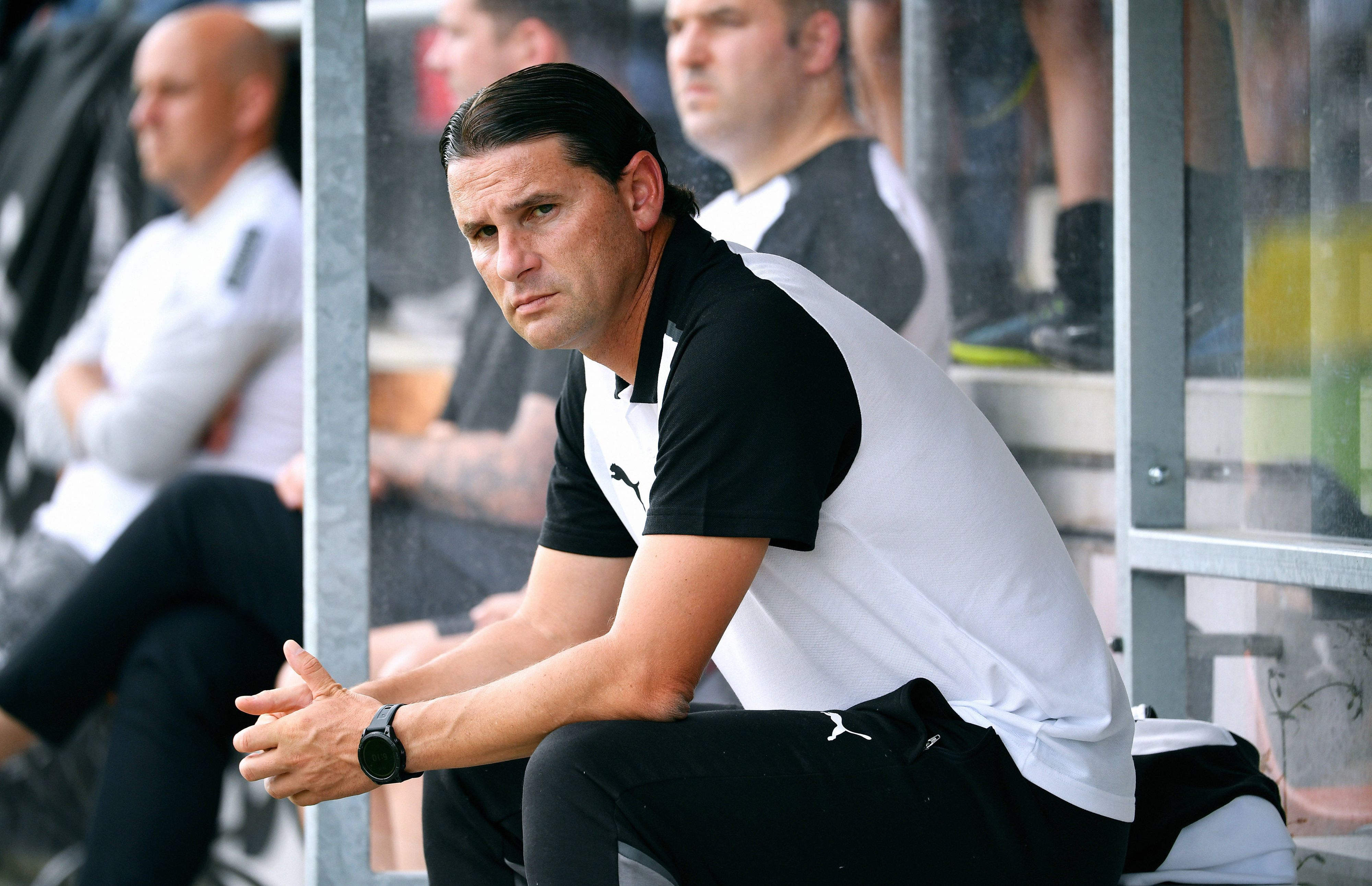 Gerardo Seaone sitzt am 15. Juli 2023 auf der Trainerbank beim Spiel von Borussia Mönchengladbach in Wegberg-Beeck.