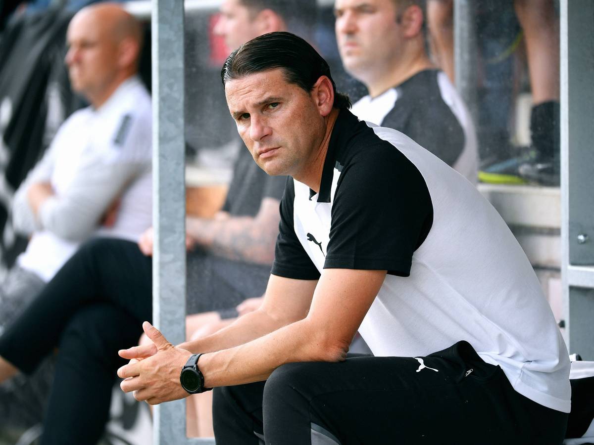 Gerardo Seaone sitzt am 15. Juli 2023 auf der Trainerbank beim Spiel von Borussia Mönchengladbach in Wegberg-Beeck.