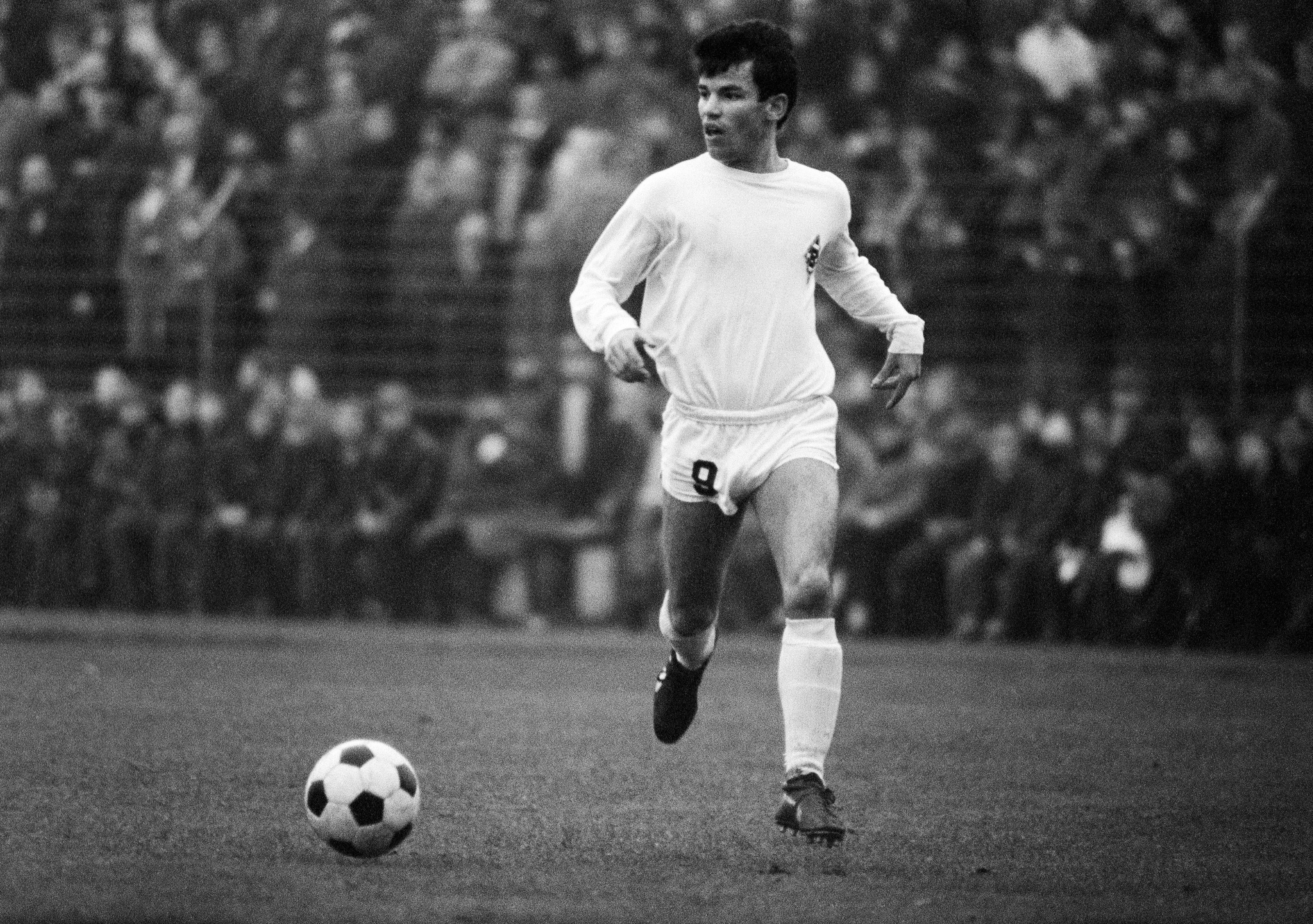 Gerhard Elfert treibt am 14. Januar 1967 den Ball nach vorne.