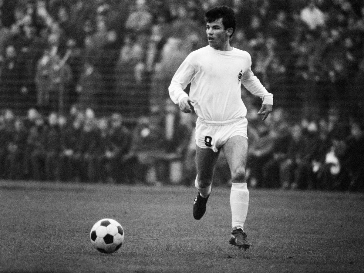 Gerhard Elfert treibt am 14. Januar 1967 den Ball nach vorne.
