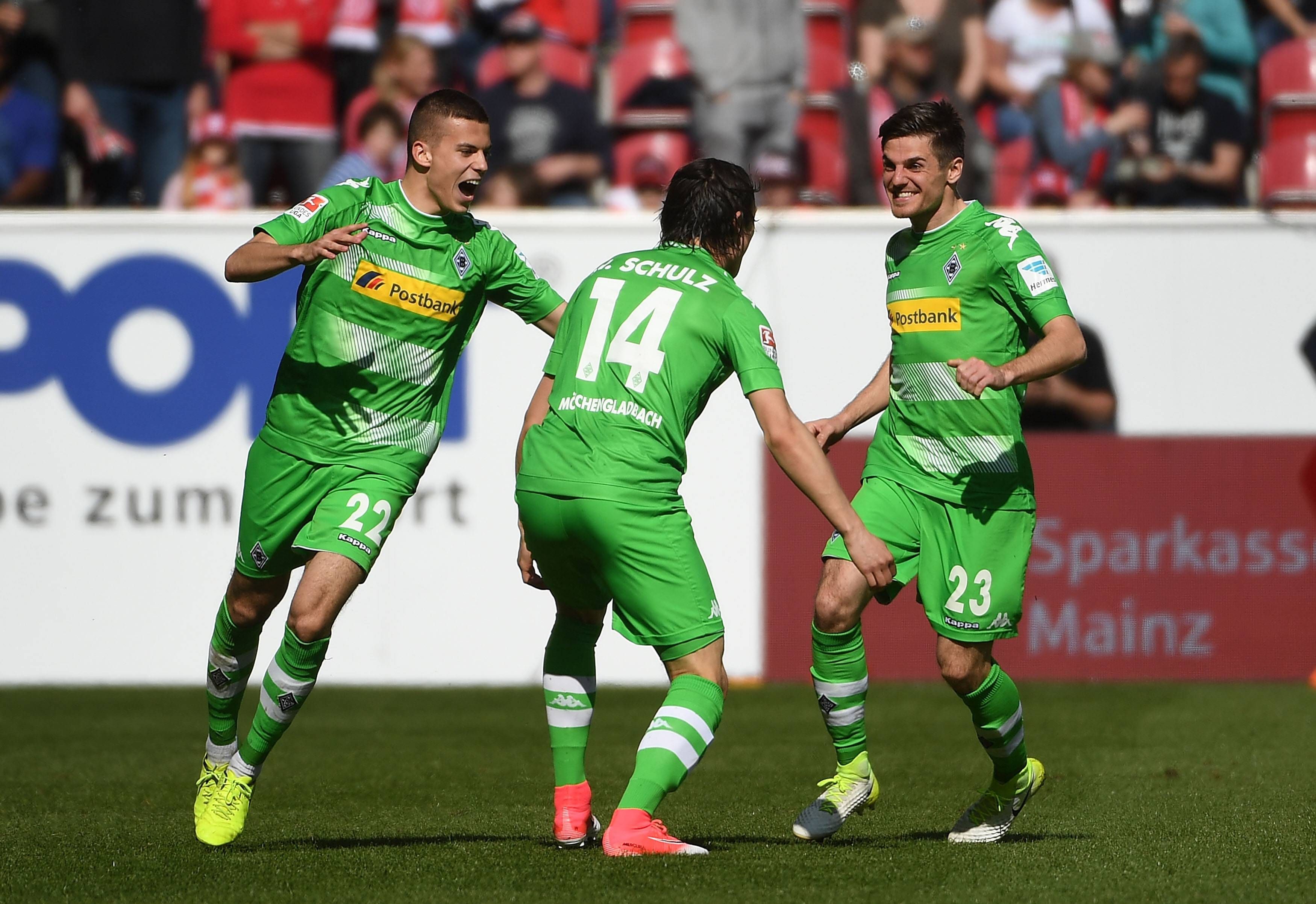 Laszlo Bénes, Nico Schulz und Jonas Hofmann bejubeln am 29. April 2017 einen Treffer in Mainz.