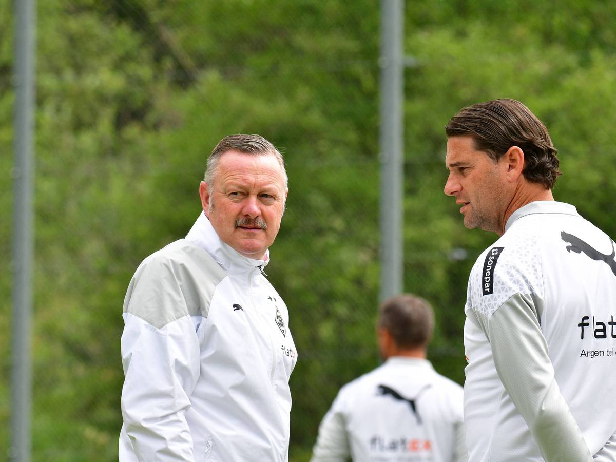 Roland Virkus (l.) und Gerardo Seoane unterhalten sich am 27. Juli 2023 im Trainingslager von Borussia Mönchengladbach.