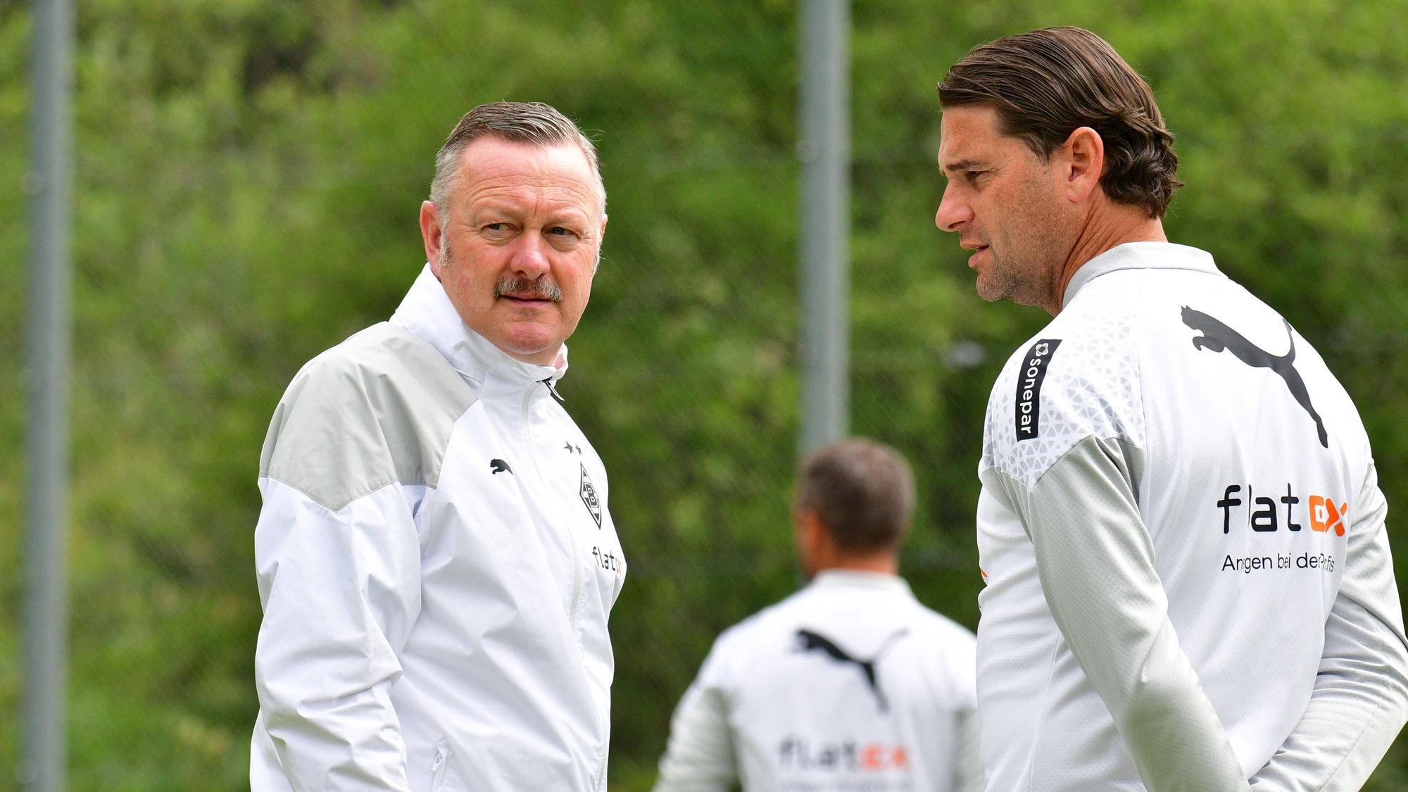 Roland Virkus (l.) und Gerardo Seoane unterhalten sich am 27. Juli 2023 im Trainingslager von Borussia Mönchengladbach.