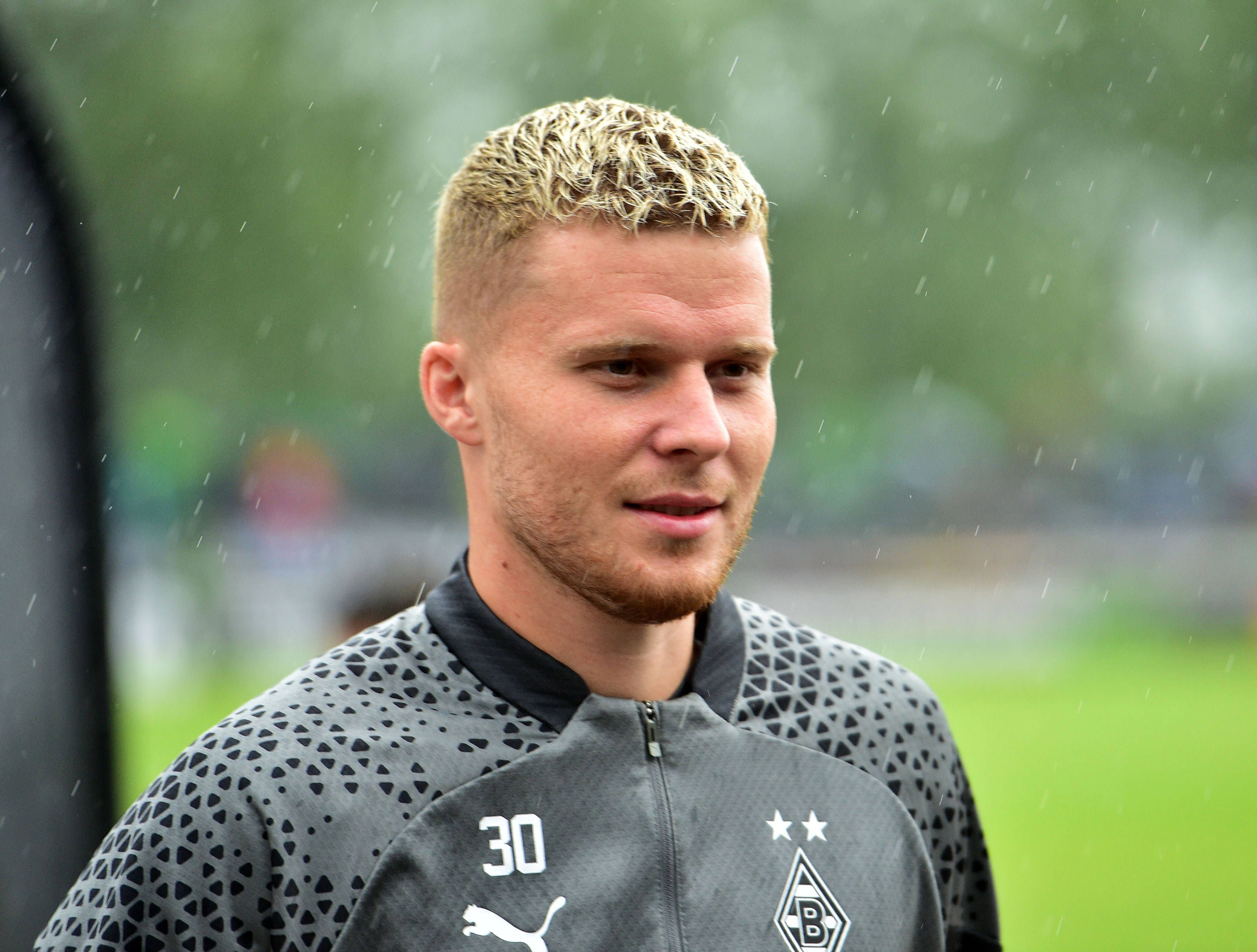 Nico Elvedi trägt am 26. Juli 2023 Trainings-Kleidung von Borussia Mönchengladbach.
