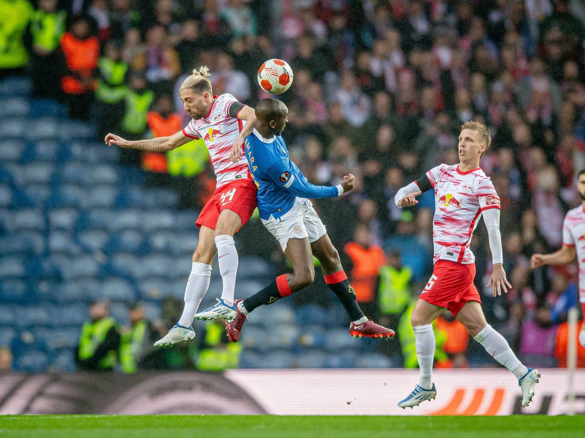 Kevin Kampl (l.) und Glen Kamara (in blau) kämpfen am 5. Mai 2022 um den Ball.