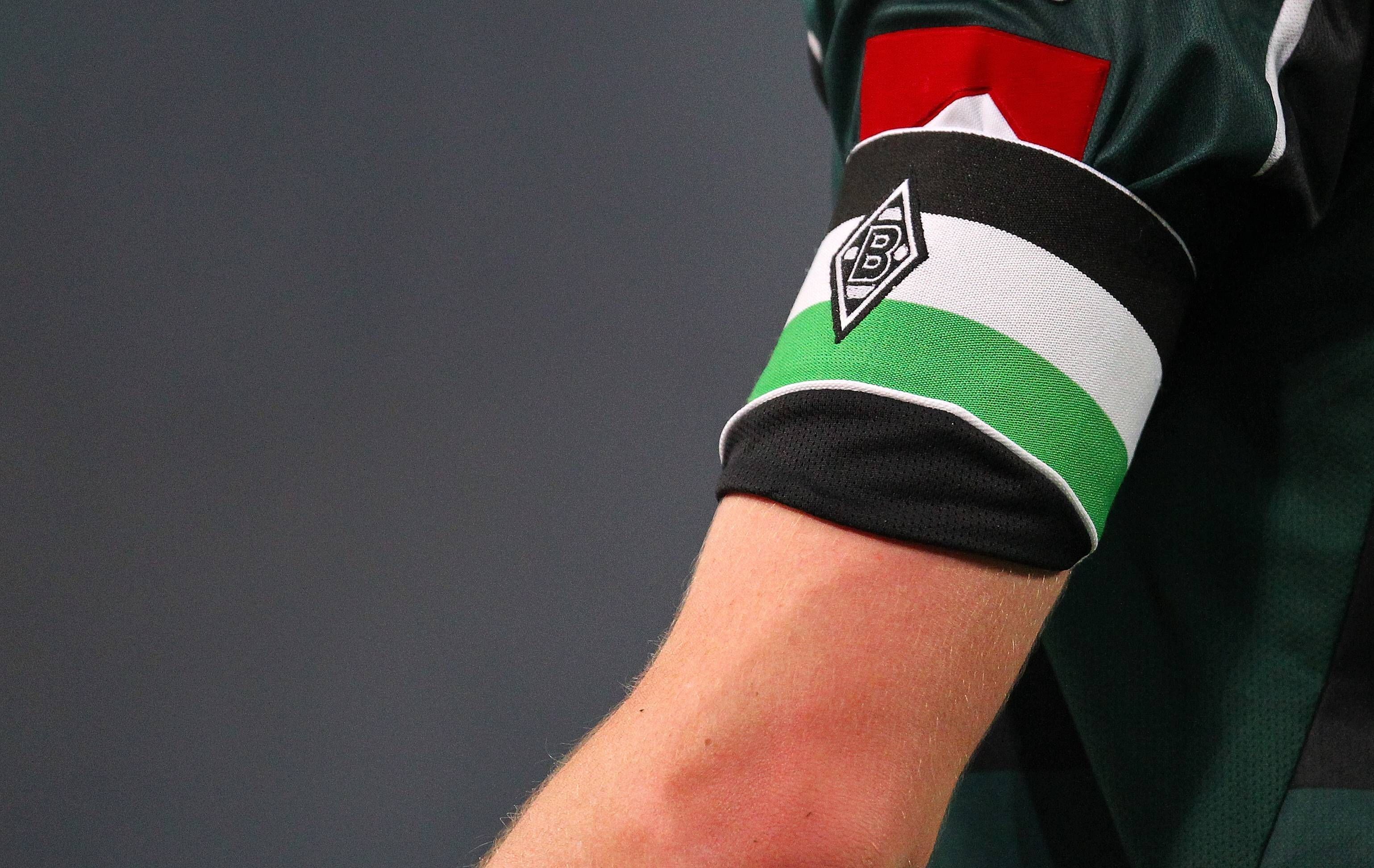 Symbolfoto: Die Kapitänsbinde von Fußball-Bundesligist Borussia Mönchengladbach am Arm eines Spielers. Dieses Foto stammt vom 9. April 2010. Zu sehen ist der linke Arm samt Binde eines Fohlen-Profis.