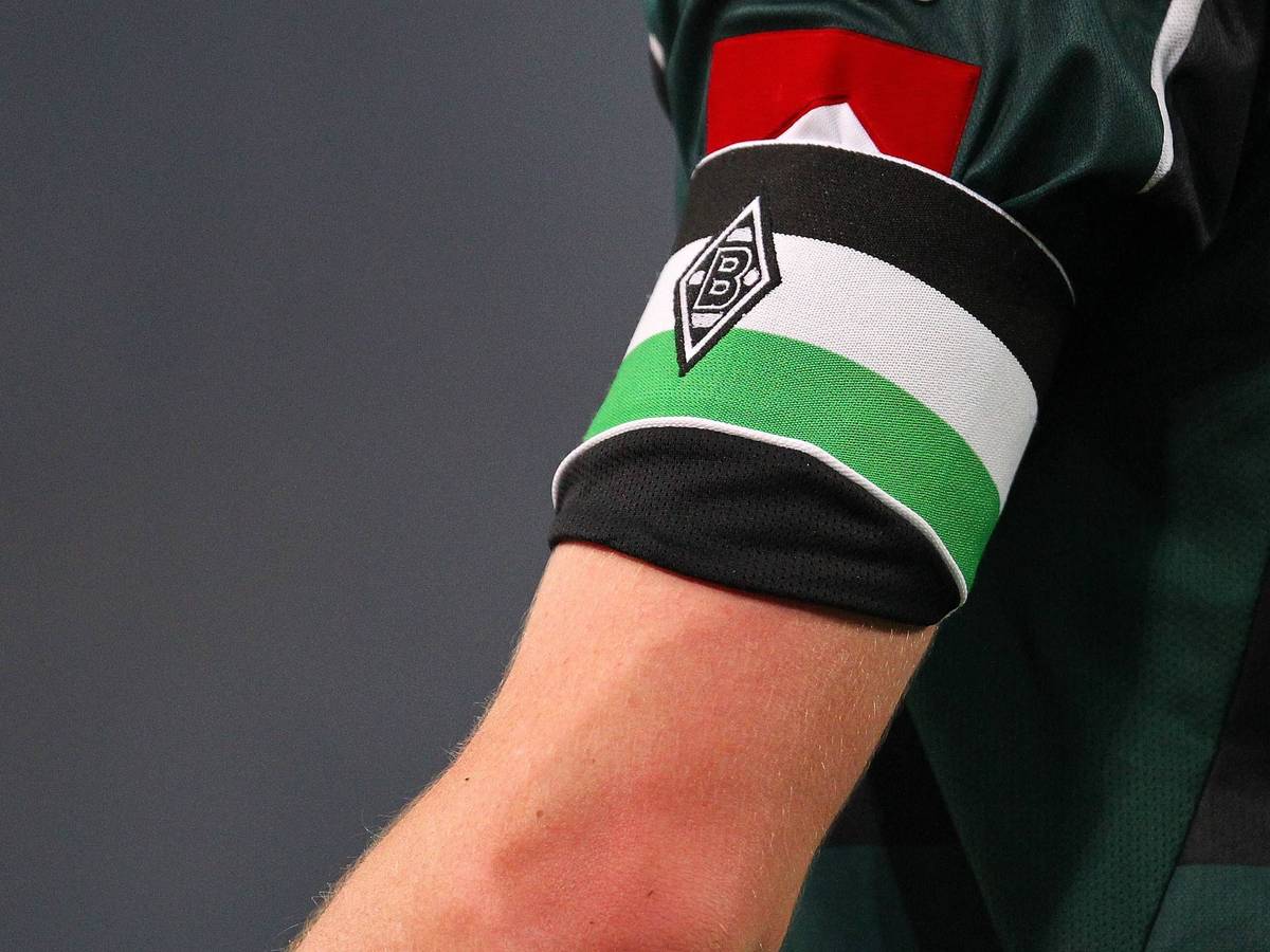 Symbolfoto: Die Kapitänsbinde von Fußball-Bundesligist Borussia Mönchengladbach am Arm eines Spielers. Dieses Foto stammt vom 9. April 2010. Zu sehen ist der linke Arm samt Binde eines Fohlen-Profis.
