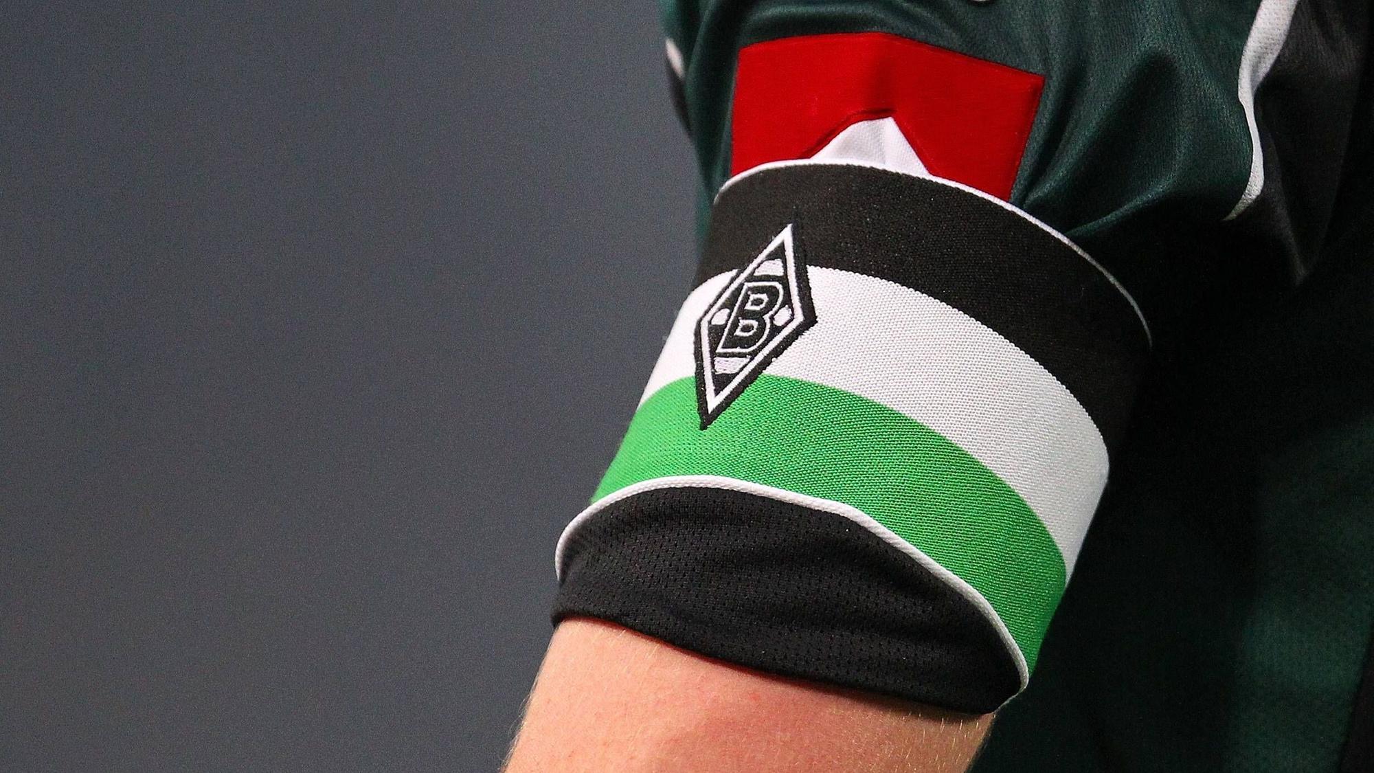 Symbolfoto: Die Kapitänsbinde von Fußball-Bundesligist Borussia Mönchengladbach am Arm eines Spielers. Dieses Foto stammt vom 9. April 2010. Zu sehen ist der linke Arm samt Binde eines Fohlen-Profis.