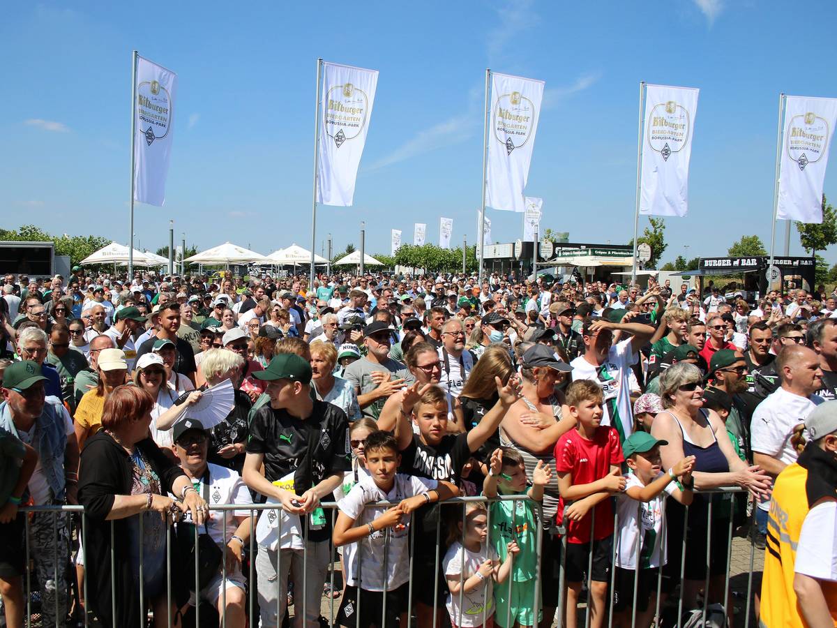 Am Samstag (5. August 2023) und Sonntag (6. August) findet bei Borussia Mönchengladbach das große Saisoneröffnungswochenende statt. Das Foto zeigt zahlreiche Fans vor der Bühne bei der Saisoneröffnung 2022.
