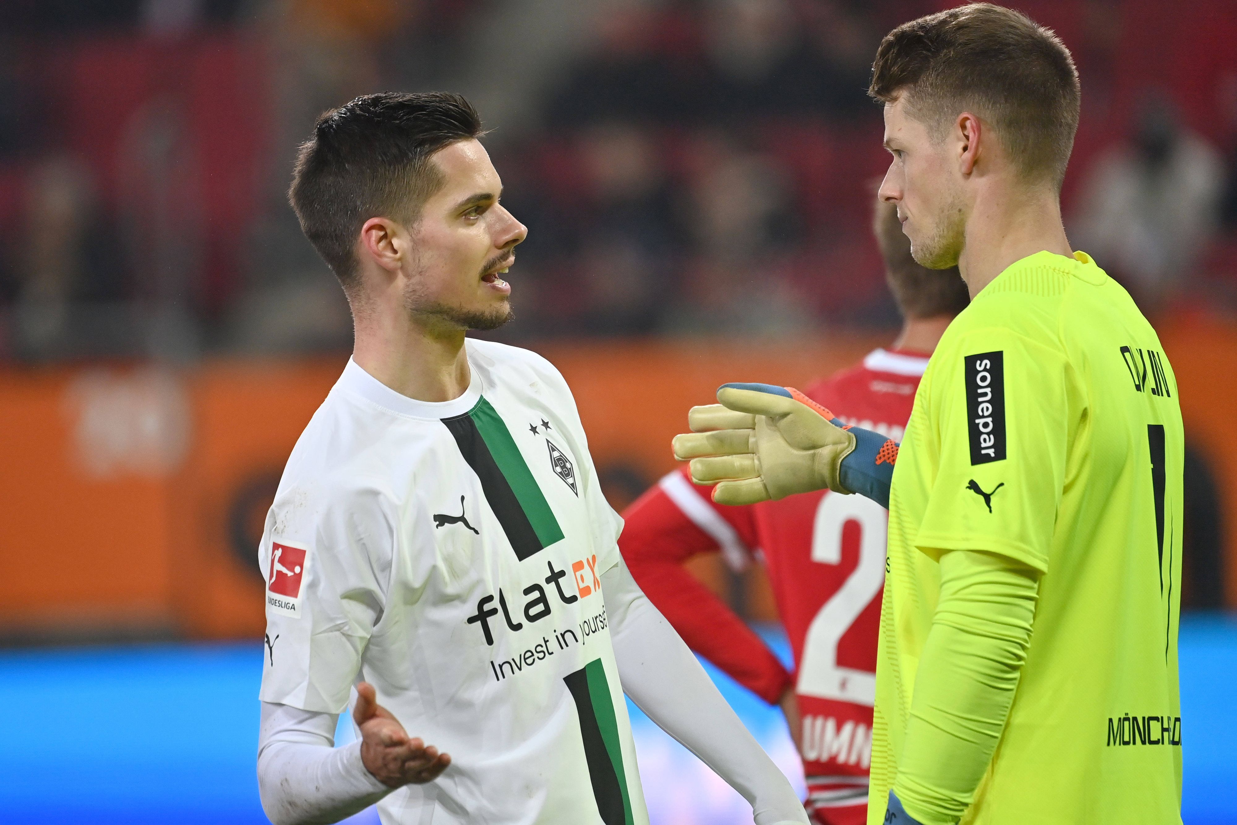 Julian Weigl (l.) und Jonas Omlin (r.), hier am 25. Januar 2023 beim Bundesligaspiel zwischen Borussia Mönchengladbach und dem FC Augsburg.