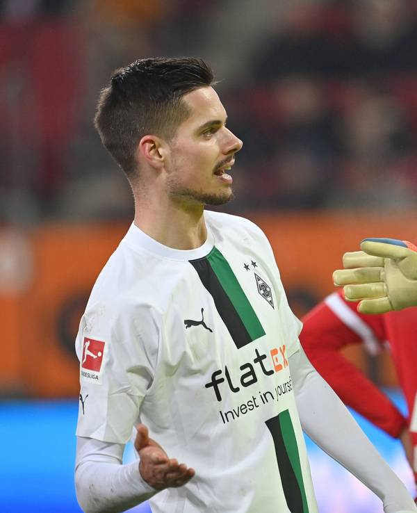 Julian Weigl (l.) und Jonas Omlin (r.), hier am 25. Januar 2023 beim Bundesligaspiel zwischen Borussia Mönchengladbach und dem FC Augsburg.