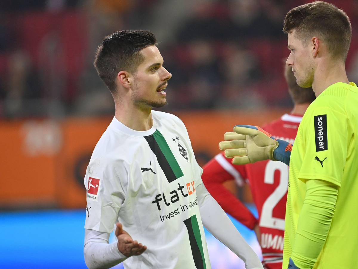 Julian Weigl (l.) und Jonas Omlin (r.), hier am 25. Januar 2023 beim Bundesligaspiel zwischen Borussia Mönchengladbach und dem FC Augsburg.