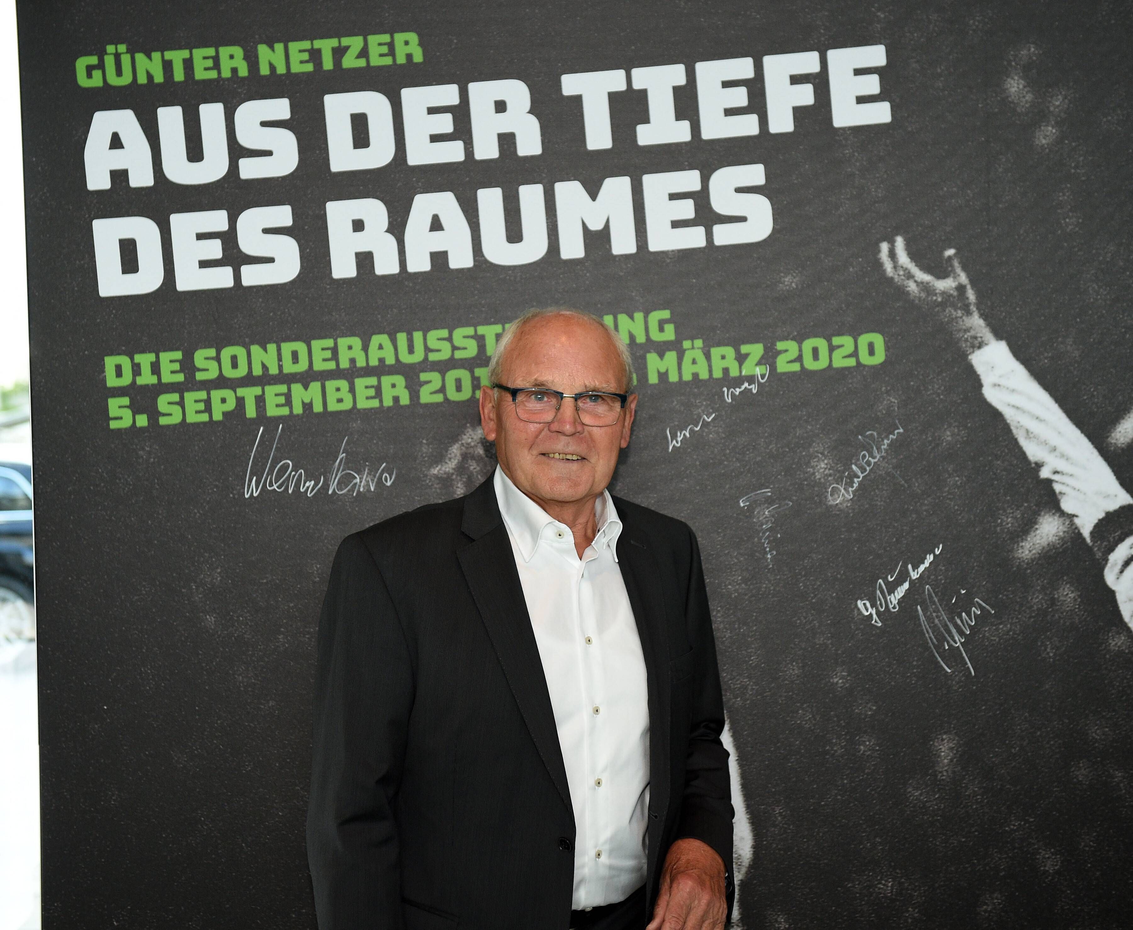 Gladbach-Legende Herbert Laumen, hier am 5. September 2019 im Borussia-Park zu sehen. Er steht vor einer Motiv-Wand.