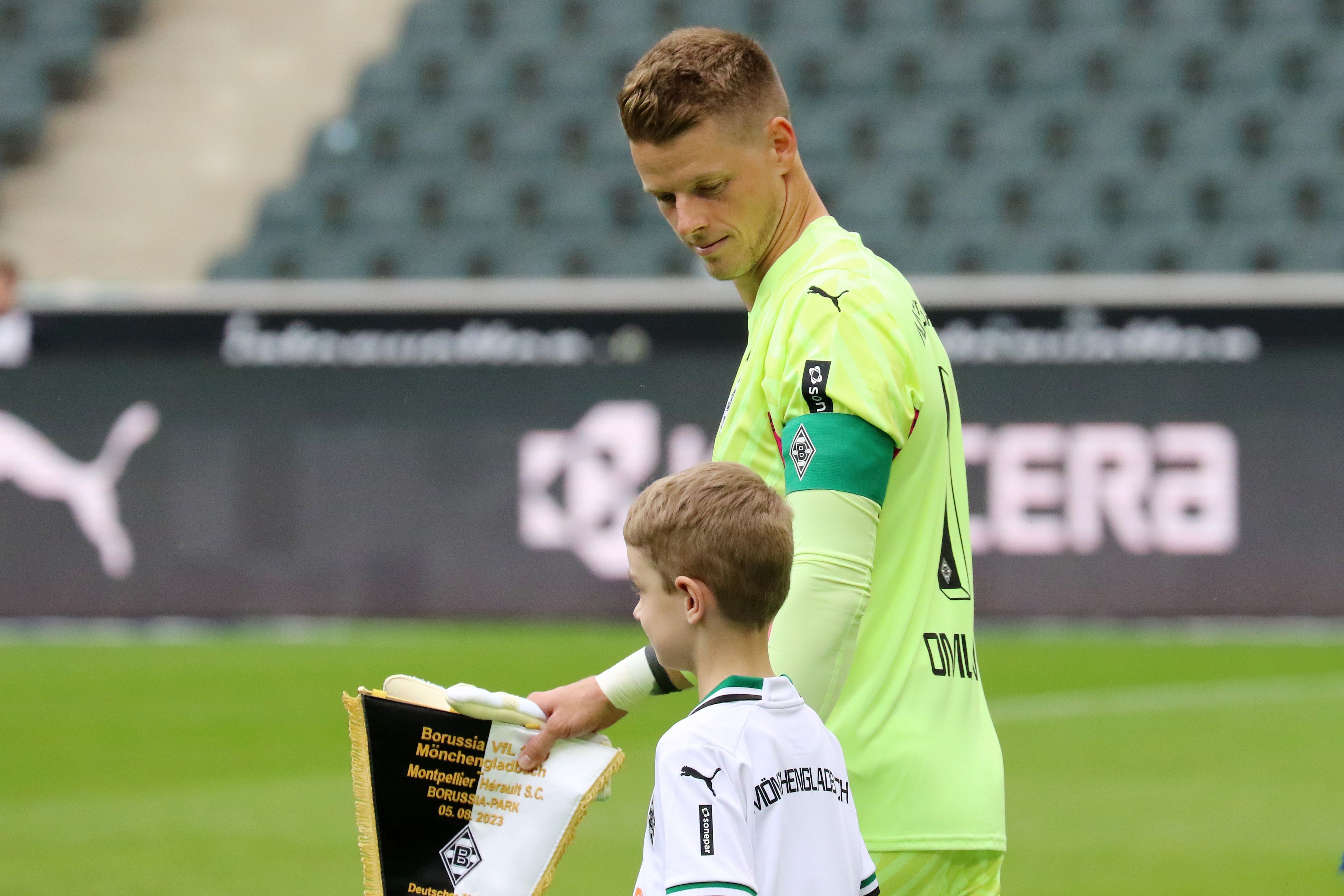 Gladbach-Kapitän und Torwart Jonas Omlin hat sich beim Testspiel der Borussia gegen Montpellier (5. August 2023) eine Blessur an der Schulter zugezogen. Auf diesem Foto läuft er auf das Spielfeld ein.