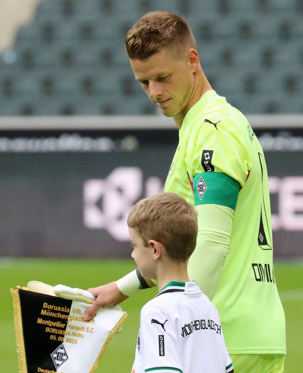 Gladbach-Kapitän und Torwart Jonas Omlin hat sich beim Testspiel der Borussia gegen Montpellier (5. August 2023) eine Blessur an der Schulter zugezogen. Auf diesem Foto läuft er auf das Spielfeld ein.