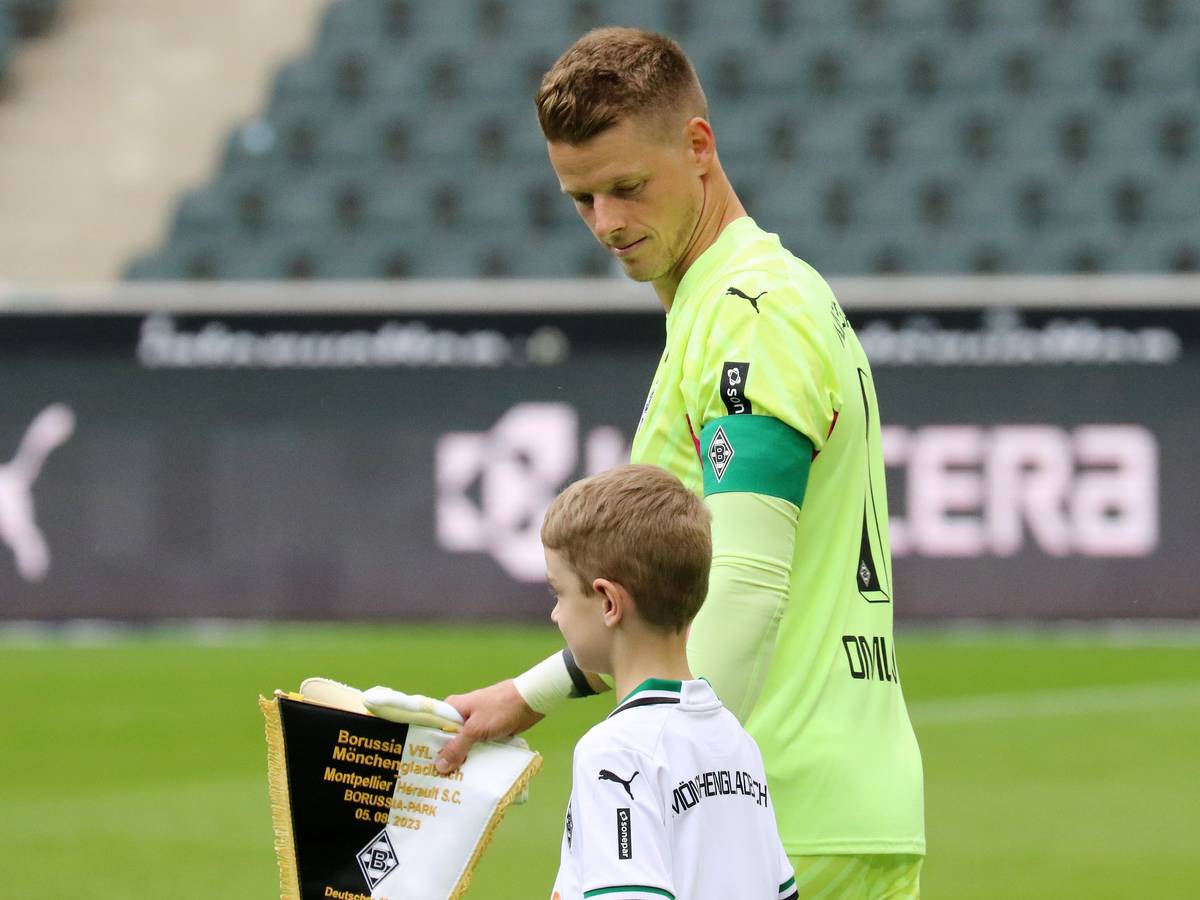 Gladbach-Kapitän und Torwart Jonas Omlin hat sich beim Testspiel der Borussia gegen Montpellier (5. August 2023) eine Blessur an der Schulter zugezogen. Auf diesem Foto läuft er auf das Spielfeld ein.
