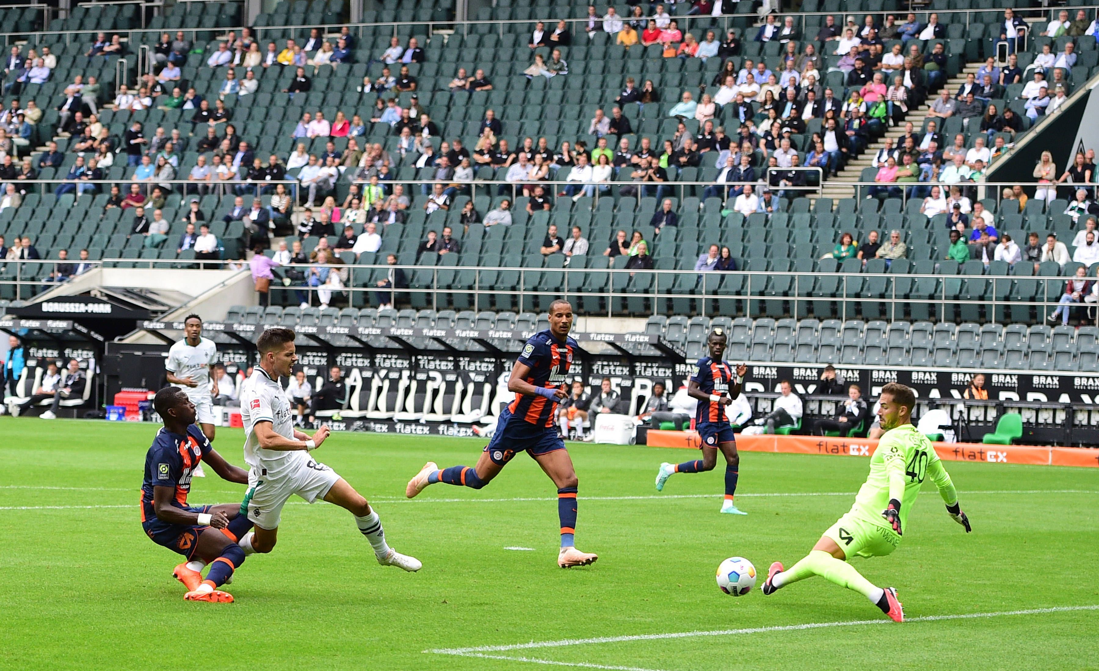 Gladbach-Profi Julian Weigl (2.v.l.) trifft im Borussia-Park in dieser Szene im Testspiel (5. August 2023) gegen Montpellier ins das gegnerische Tor.