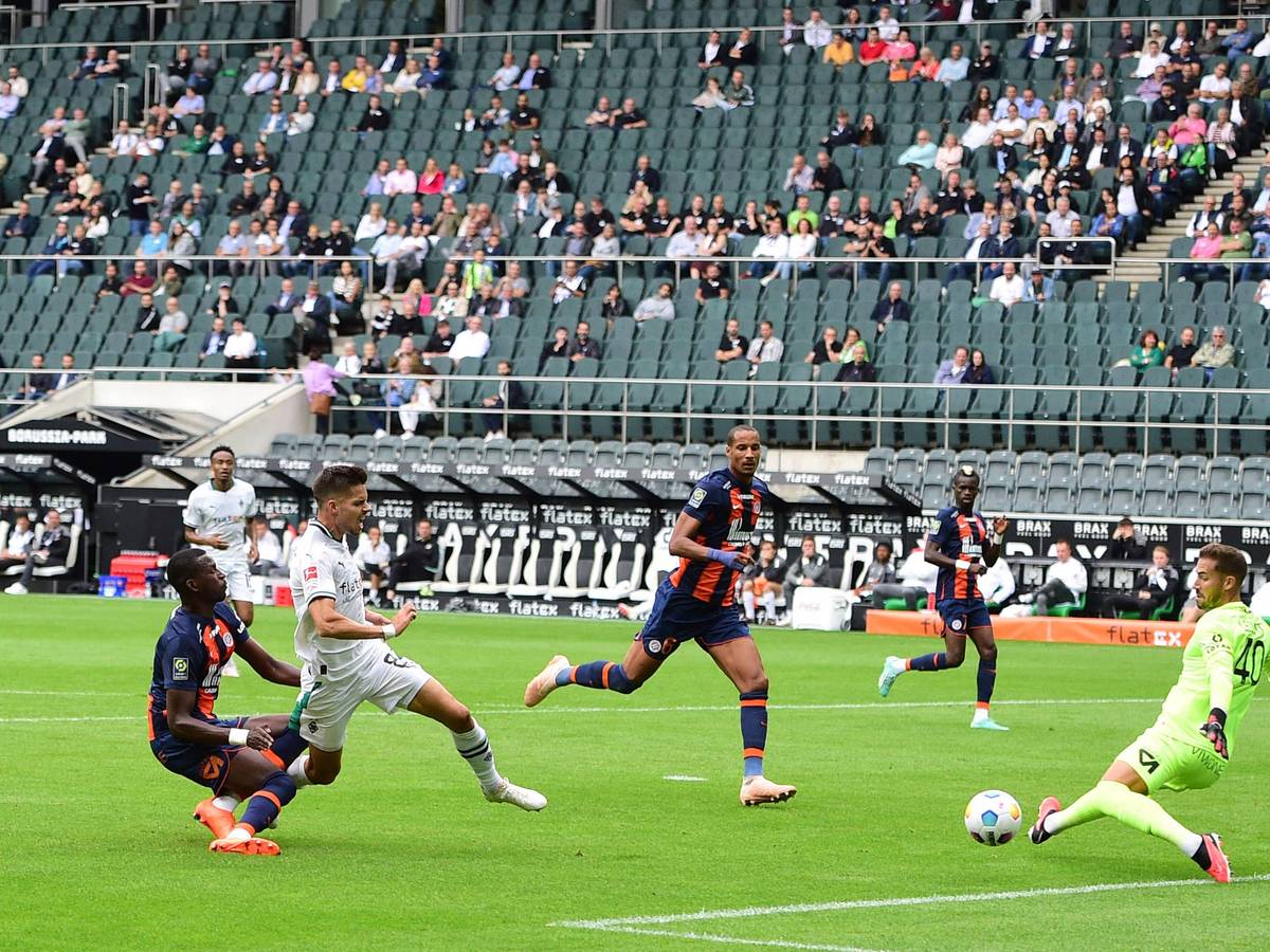 Gladbach-Profi Julian Weigl (2.v.l.) trifft im Borussia-Park in dieser Szene im Testspiel (5. August 2023) gegen Montpellier ins das gegnerische Tor.