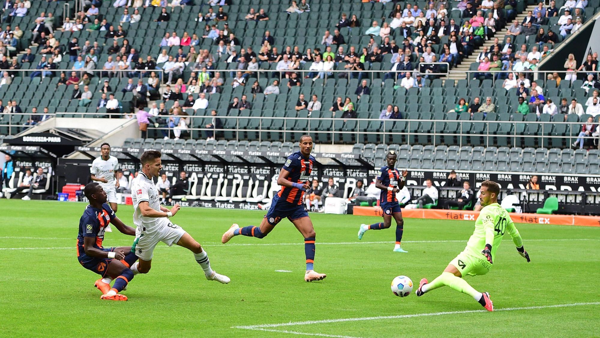 Gladbach-Profi Julian Weigl (2.v.l.) trifft im Borussia-Park in dieser Szene im Testspiel (5. August 2023) gegen Montpellier ins das gegnerische Tor.