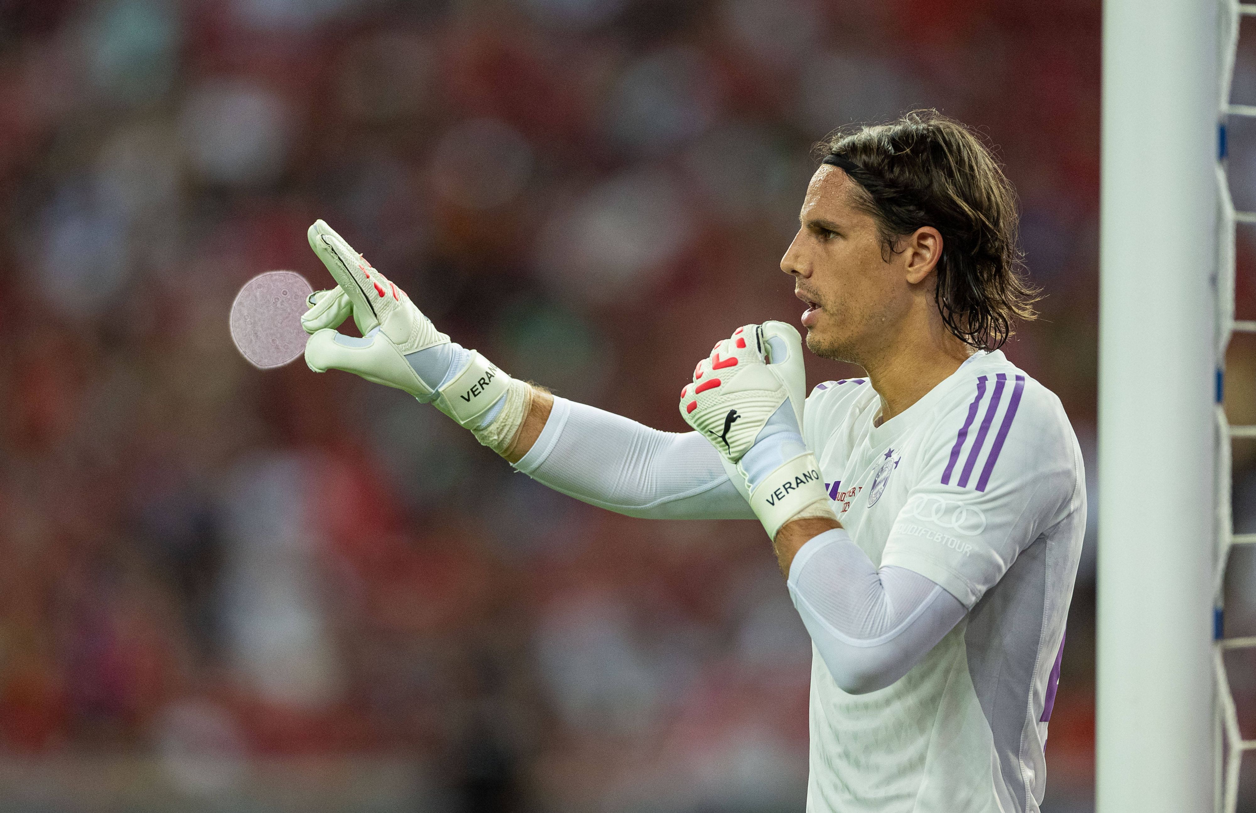 Yann Sommer, ehemals Keeper von Borussia Mönchengladbach und derzeit bei Bayern München unter Vertrag, könnte schon bald zu Inter Mailand wechseln. Das Foto zeigt ihn beim Freundschaftsspiel der Bayern gegen den FC Liverpool am 2. August 2023.