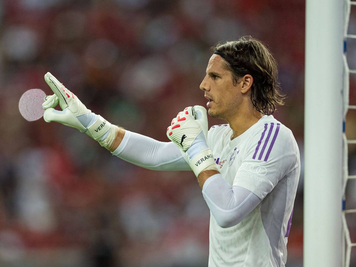 Yann Sommer, ehemals Keeper von Borussia Mönchengladbach und derzeit bei Bayern München unter Vertrag, könnte schon bald zu Inter Mailand wechseln. Das Foto zeigt ihn beim Freundschaftsspiel der Bayern gegen den FC Liverpool am 2. August 2023.
