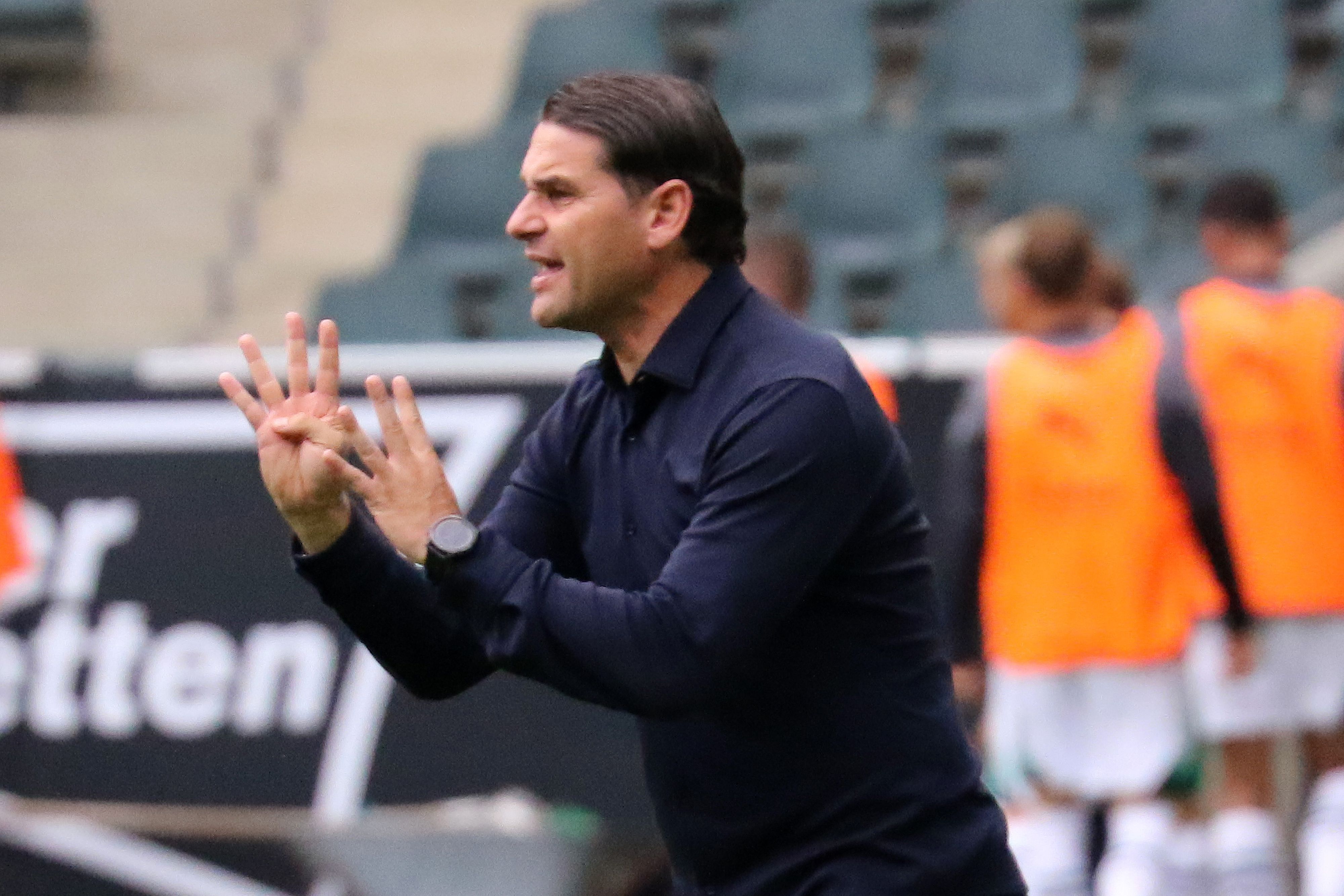 Gladbach-Trainer Gerardo Seoane, hier an der Seitenlinie während des Testspiels der Fohlen im Borussia-Park gegen Montpellier (5. August 2023) zu sehen. Der Schweizer gestikuliert.