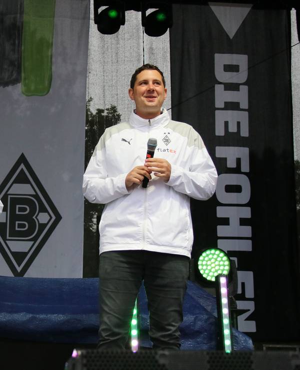 Manager Roland Virkus (l.) und Sportdirektor Nils Schmadtke (r.), hier zu sehen bei der Saisoneröffnung (6. August 2023) von Fußball-Bundesligist Borussia Mönchengladbach. Die beiden stehen auf einer Bühne und halten jeweils ein Mikrofon in ihren Händen.