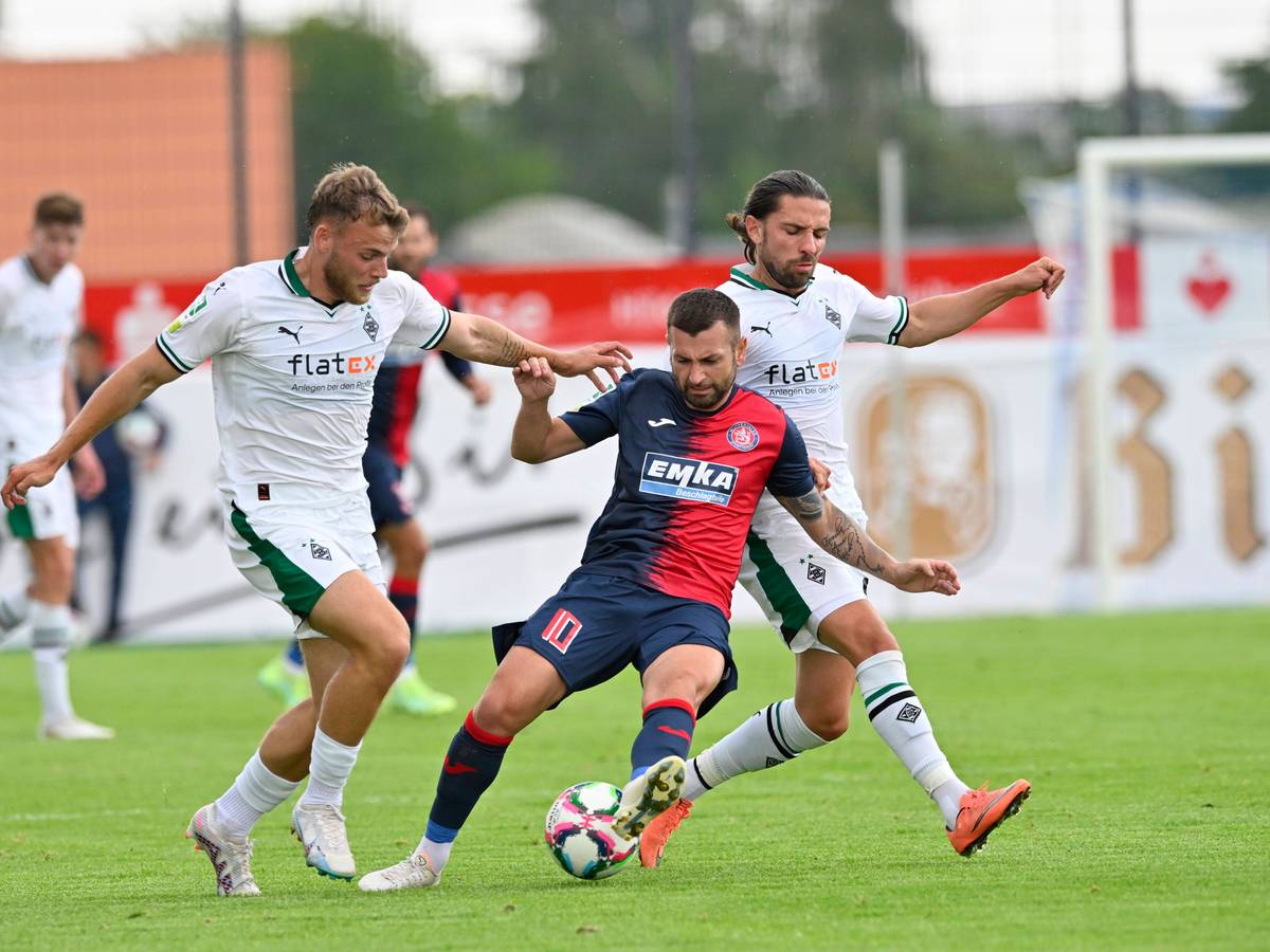 Borussia Mönchengladbach hat am Samstag (5. August 2023) 2:3 beim Wuppertaler SV in der Regionalliga West verloren. Das Foto zeigt Mika Schroers (l.) und Julian Korb (r.) im Duell mit Wuppertals Noah Raphael Andreas (Mitte).