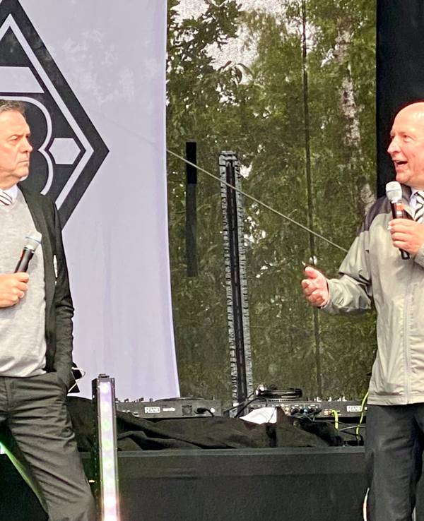 Die Gladbach-Geschäftsführer Stephan Schippers (r.) und Markus Aretz (l.), hier zu sehen auf der Hauptbühne während des Familienfestes am Sonntag (6. August 2023) im Borussia-Park.