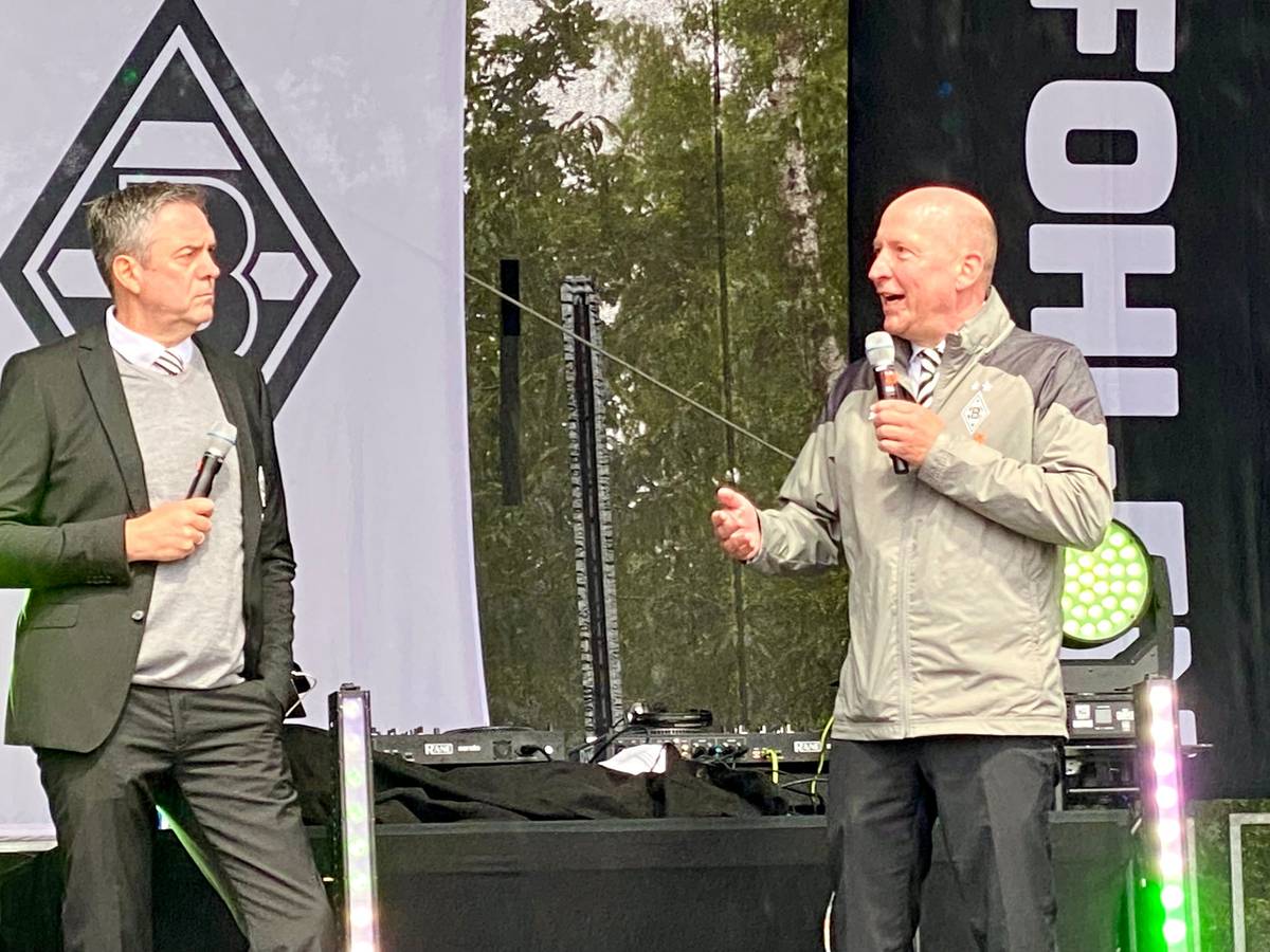 Die Gladbach-Geschäftsführer Stephan Schippers (r.) und Markus Aretz (l.), hier zu sehen auf der Hauptbühne während des Familienfestes am Sonntag (6. August 2023) im Borussia-Park.