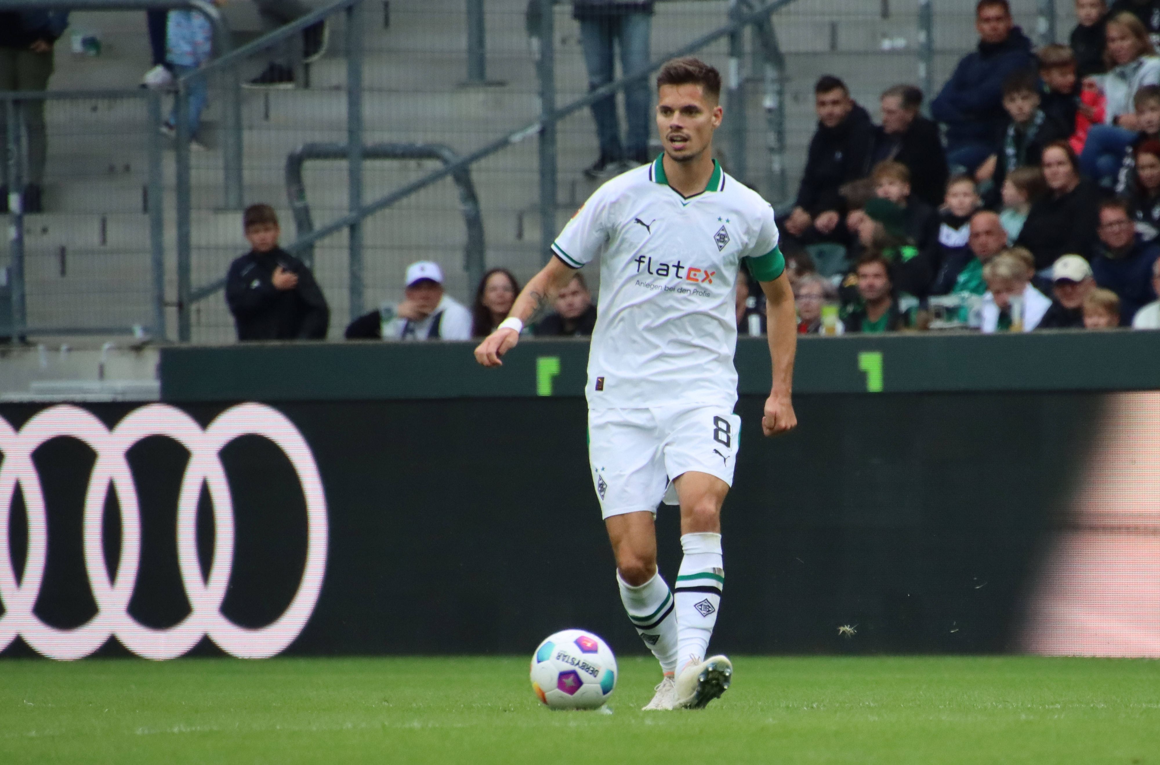 Julian Weigl führte das Team von Borussia Mönchengladbach am Samstag (5. August 2023) beim Testspiel gegen HSC Montpellier zeitweise als Kapitän an.